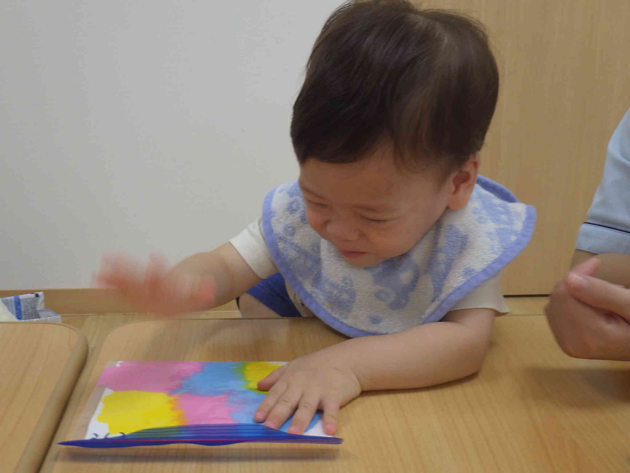 たたくと絵具がのびーるよ♪