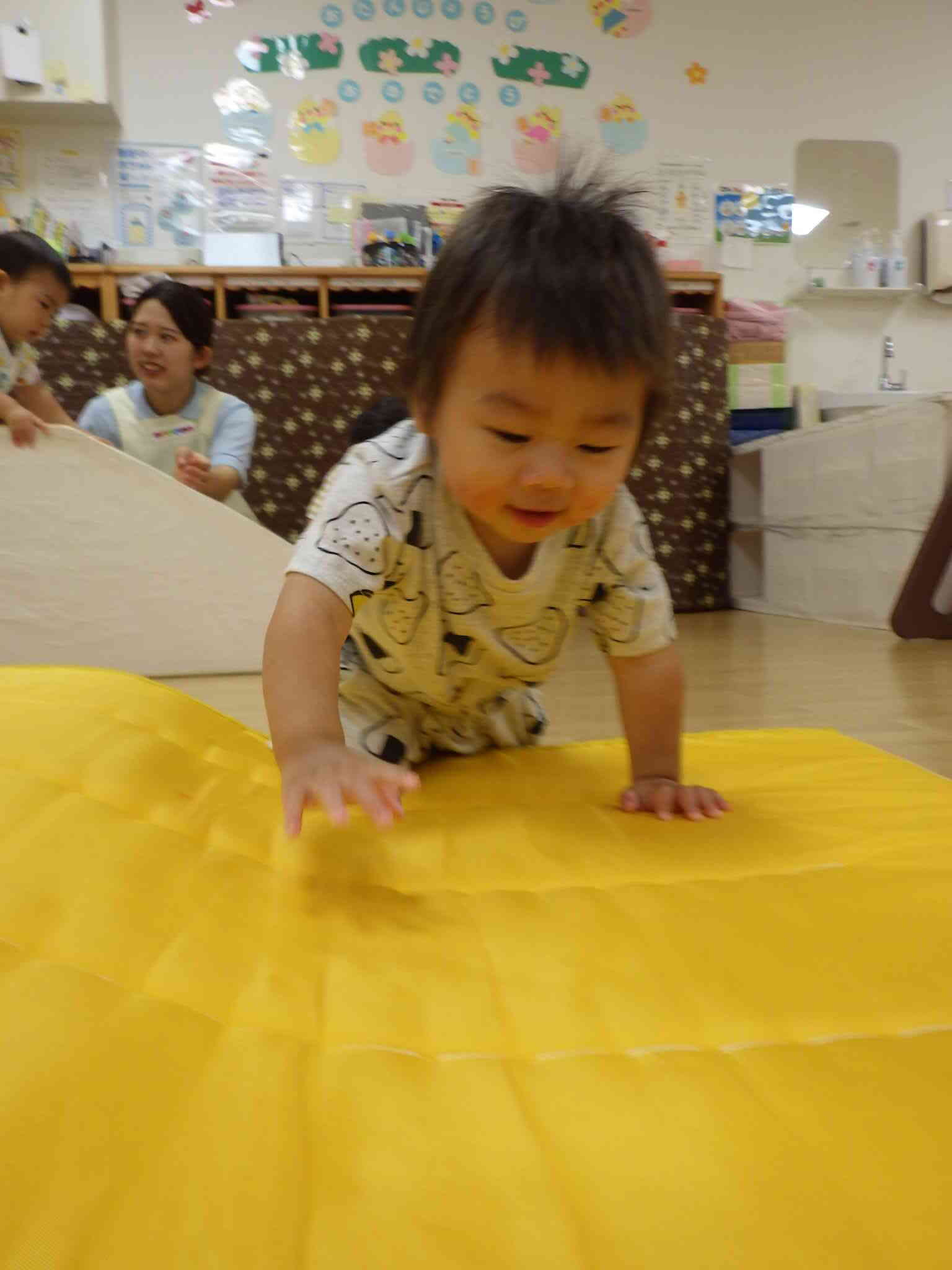 マットの上もハイハイでご機嫌に移動中♬