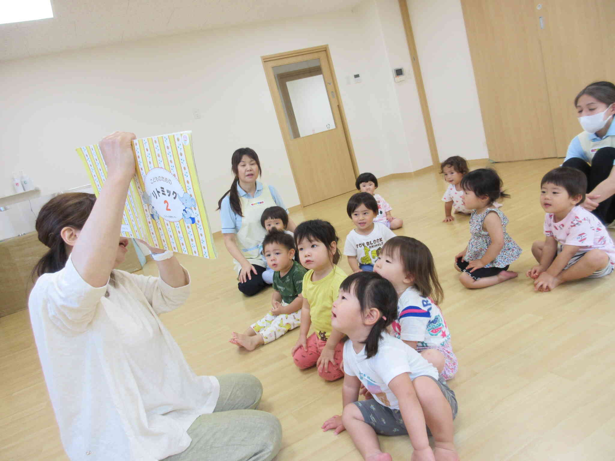 絵本に興味津々！！