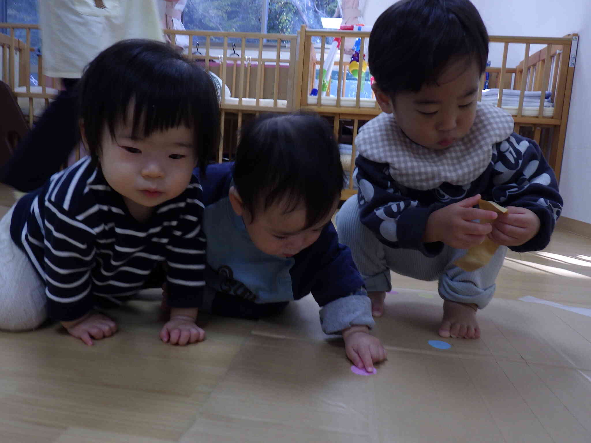 シール遊びをしたよ！（0歳児）