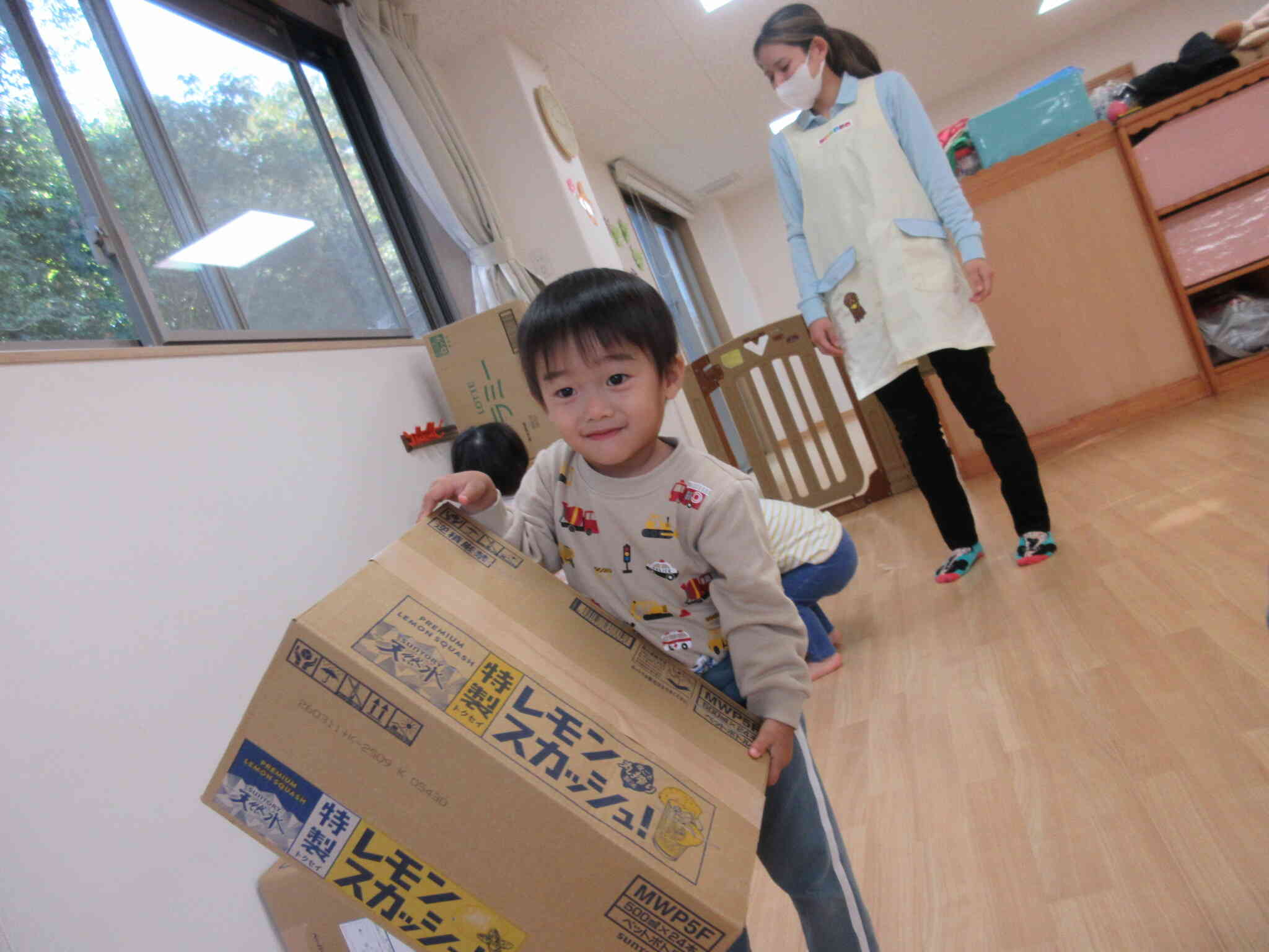 ダンボール遊び（1歳児）