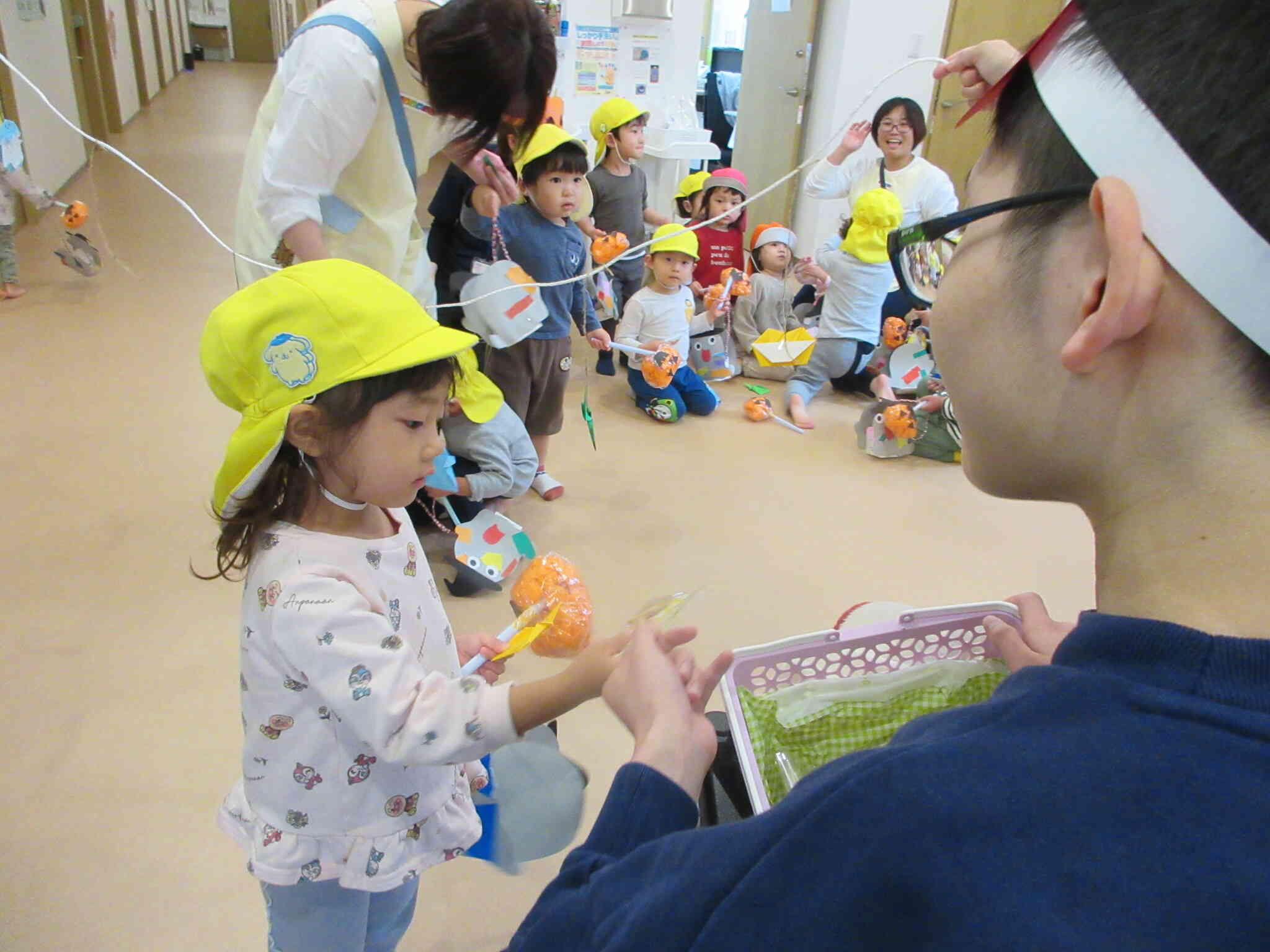 お兄さんにお菓子もらったよ~!!