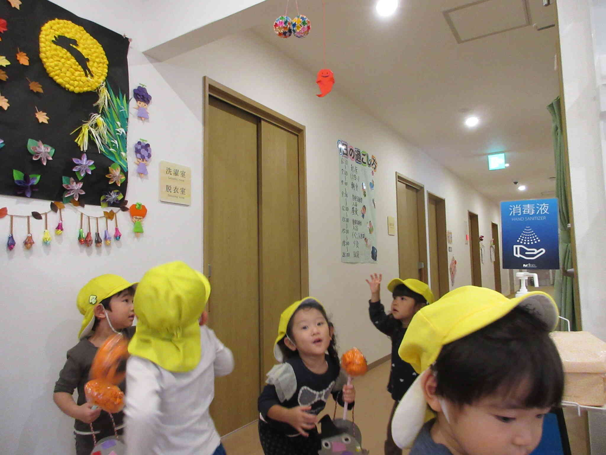 （上にぶら下がっている）赤い折り紙おばけちゃんが欲しいよ～