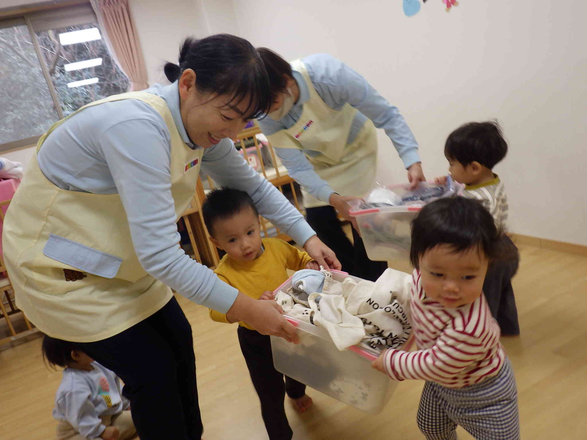 お掃除してきれいになったロッカーにカゴをしまうよ～♪