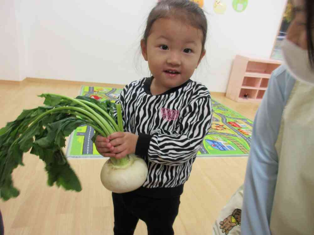 冬野菜に触れよう♪（食育・１歳児）