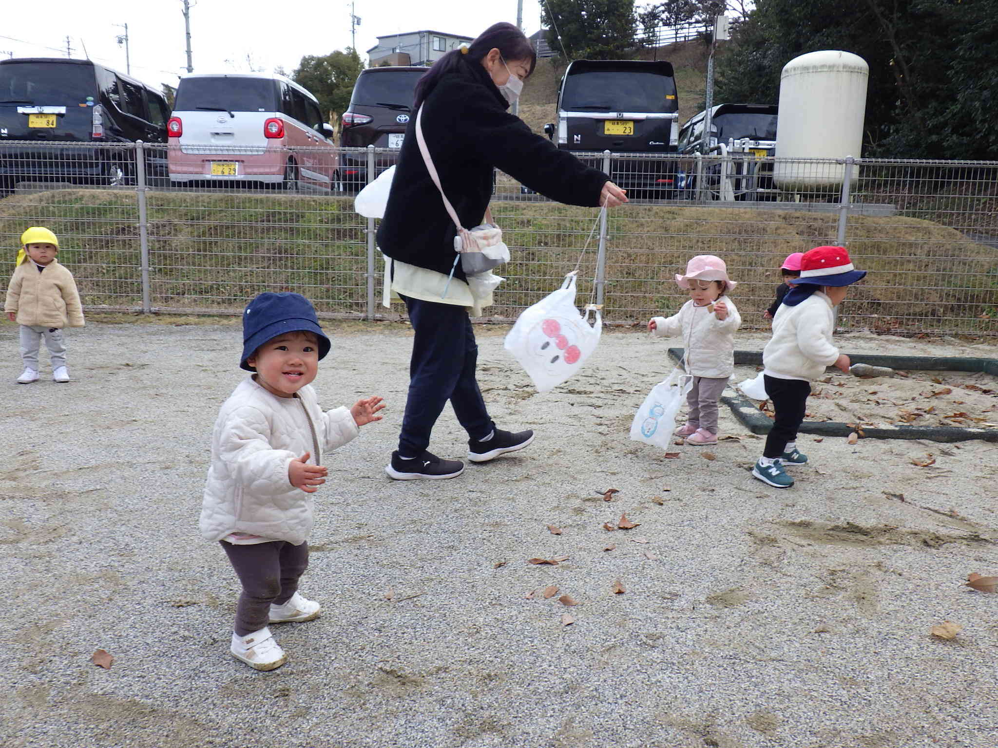 みんなと一緒に凧　凧あがれ～