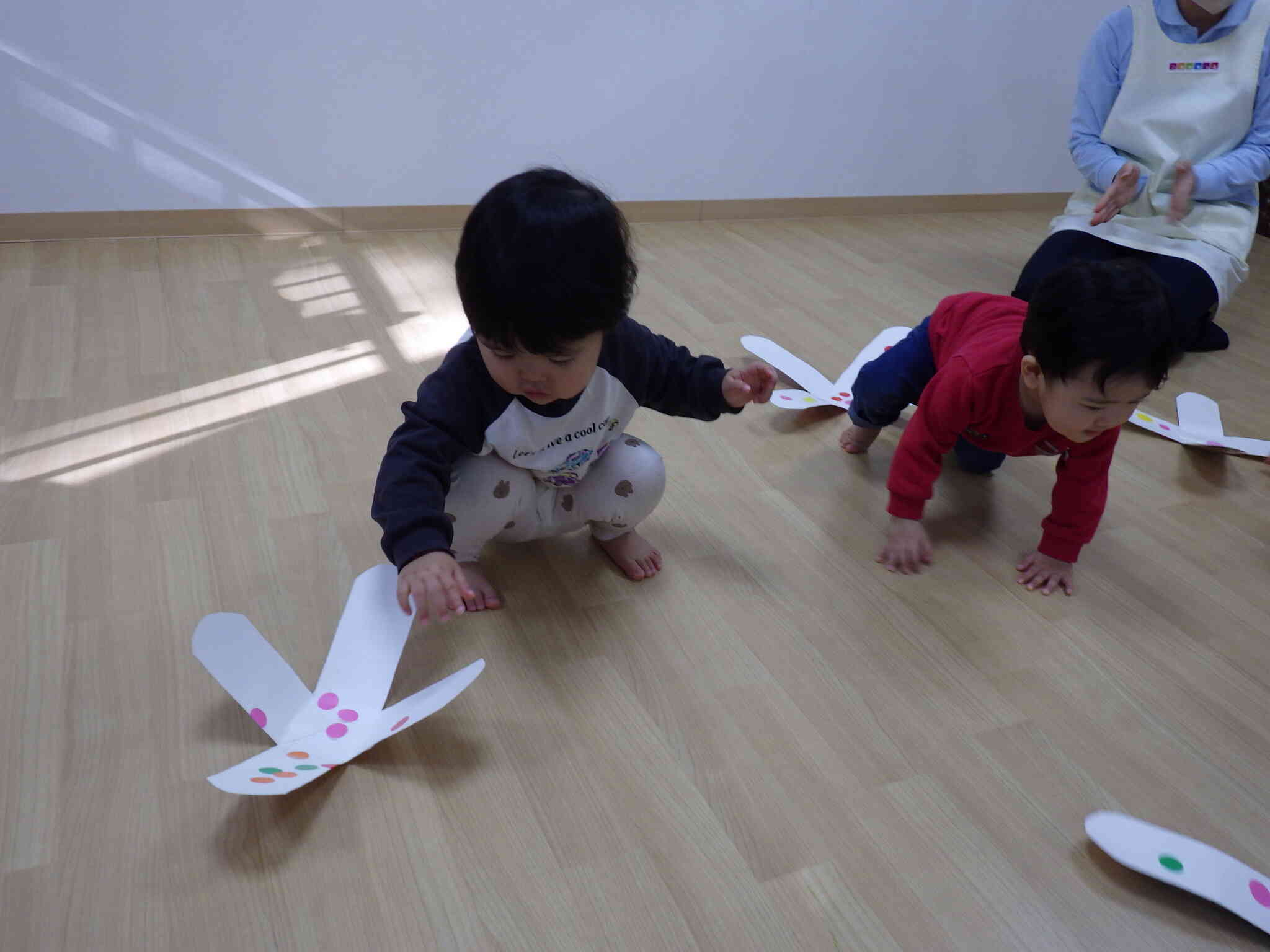 こま回しや凧あげしてみたよ♪　（０歳児）