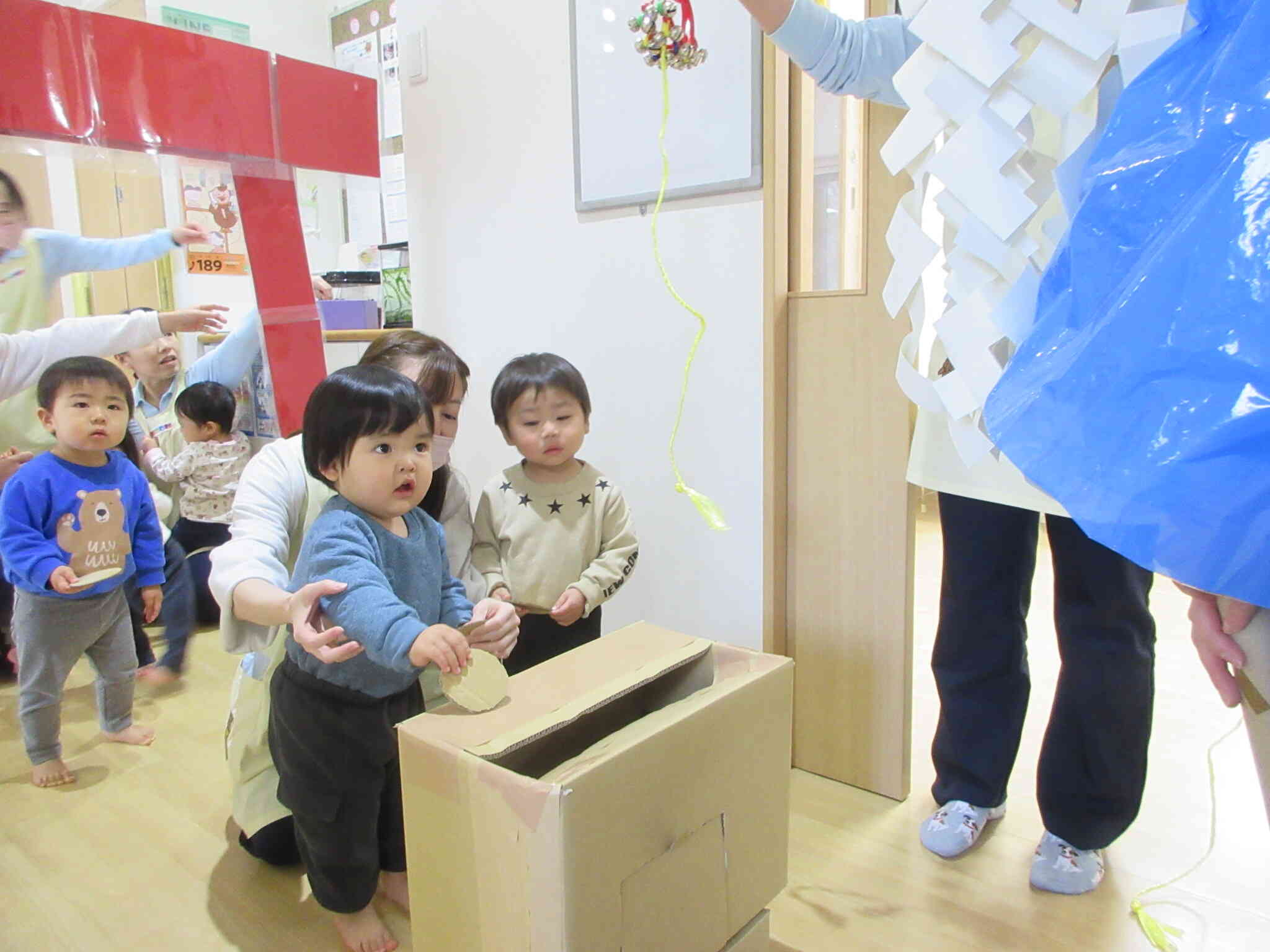 お賽銭を入れて