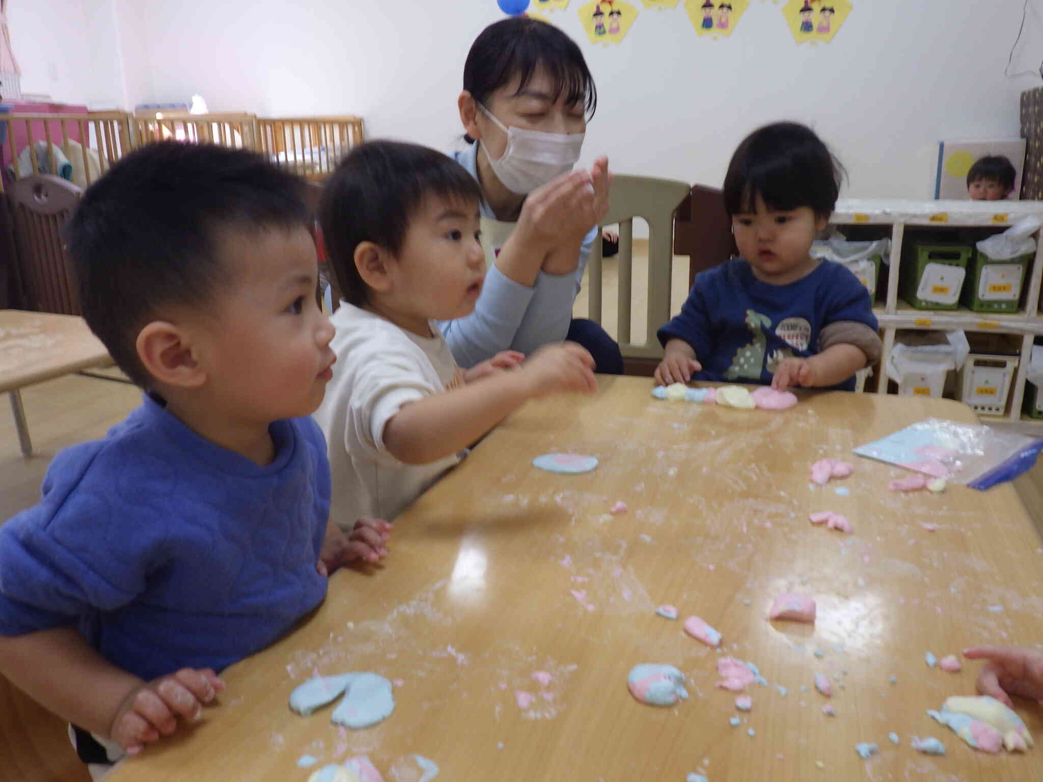 色付き米粉粘土にも触ってみたよ