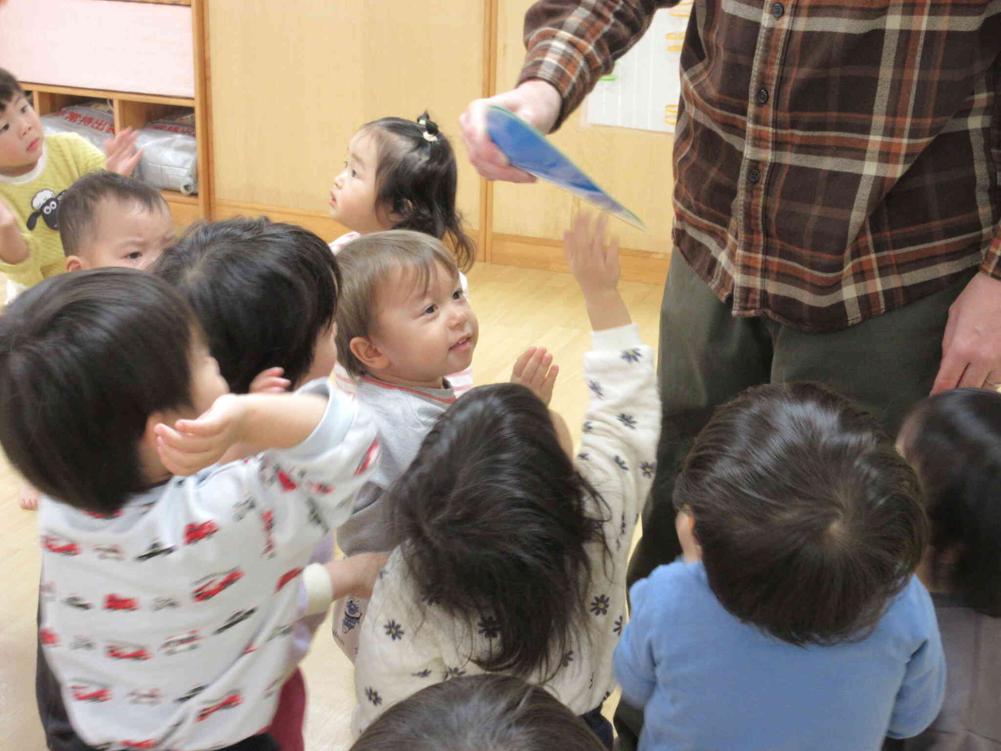 青は英語で「ブルー」っていうんだね！ブルーにタッチ！