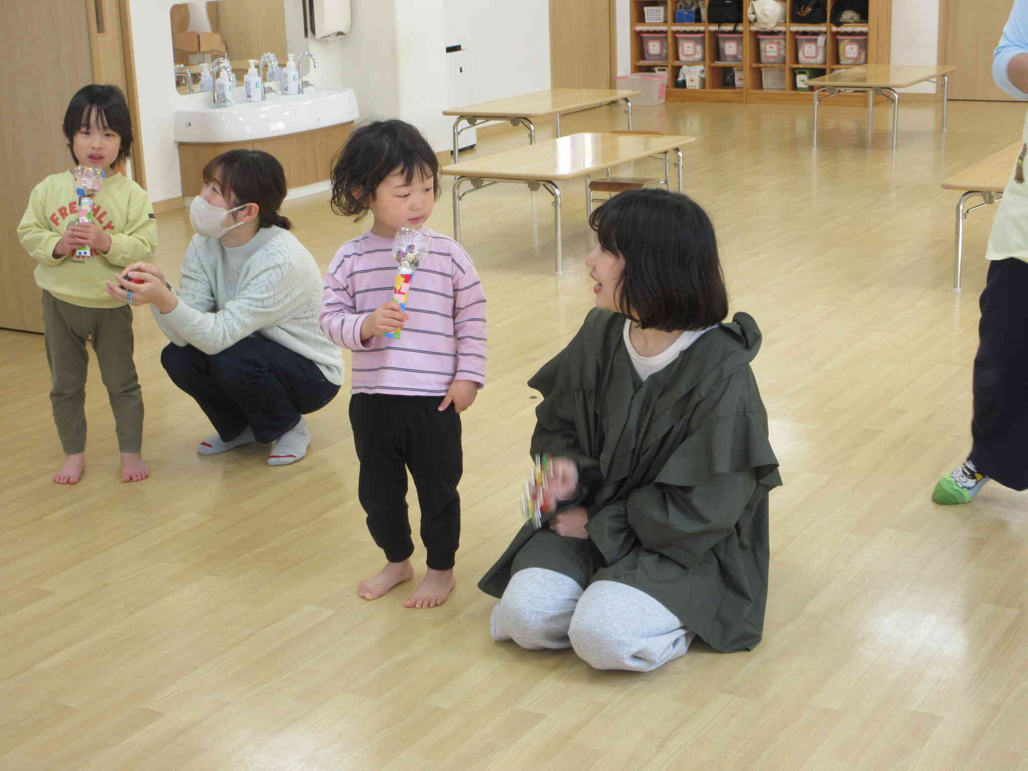 手作りマイクで「おもちゃのチャチャチャ」をうたったよ~♪