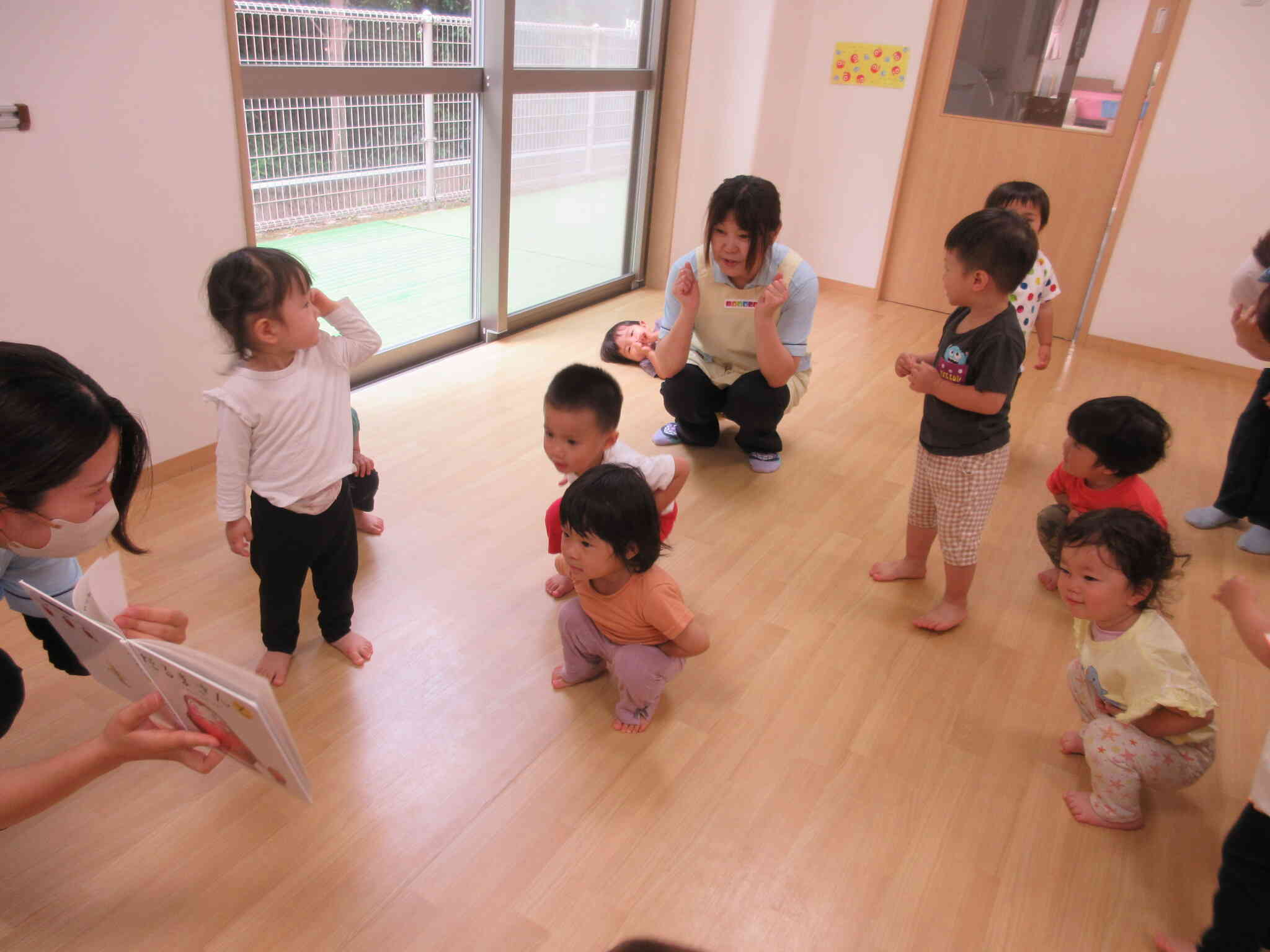 からだをうごかすってたのしいね！(1歳児）