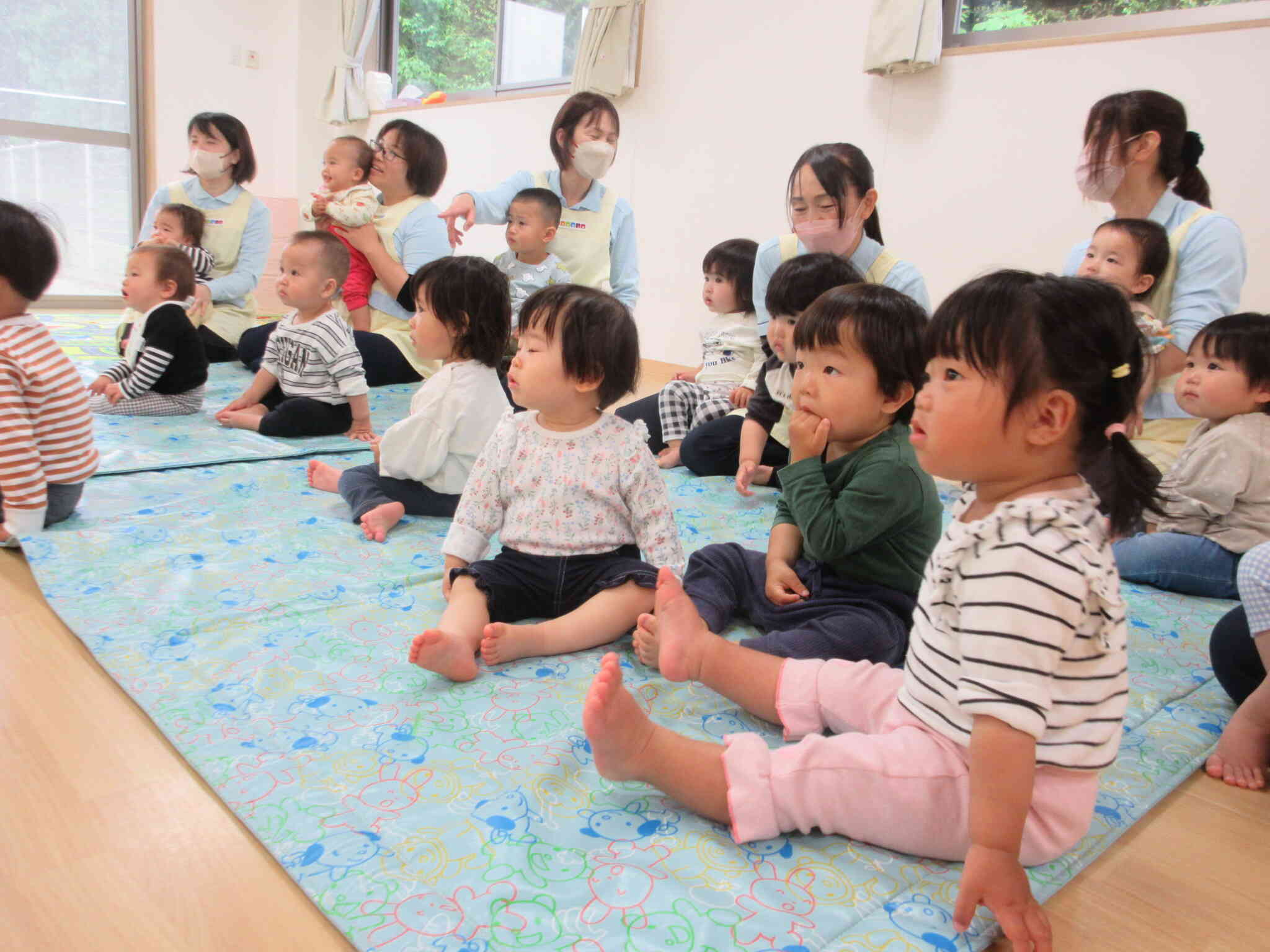 どの子もじ～っと見ています