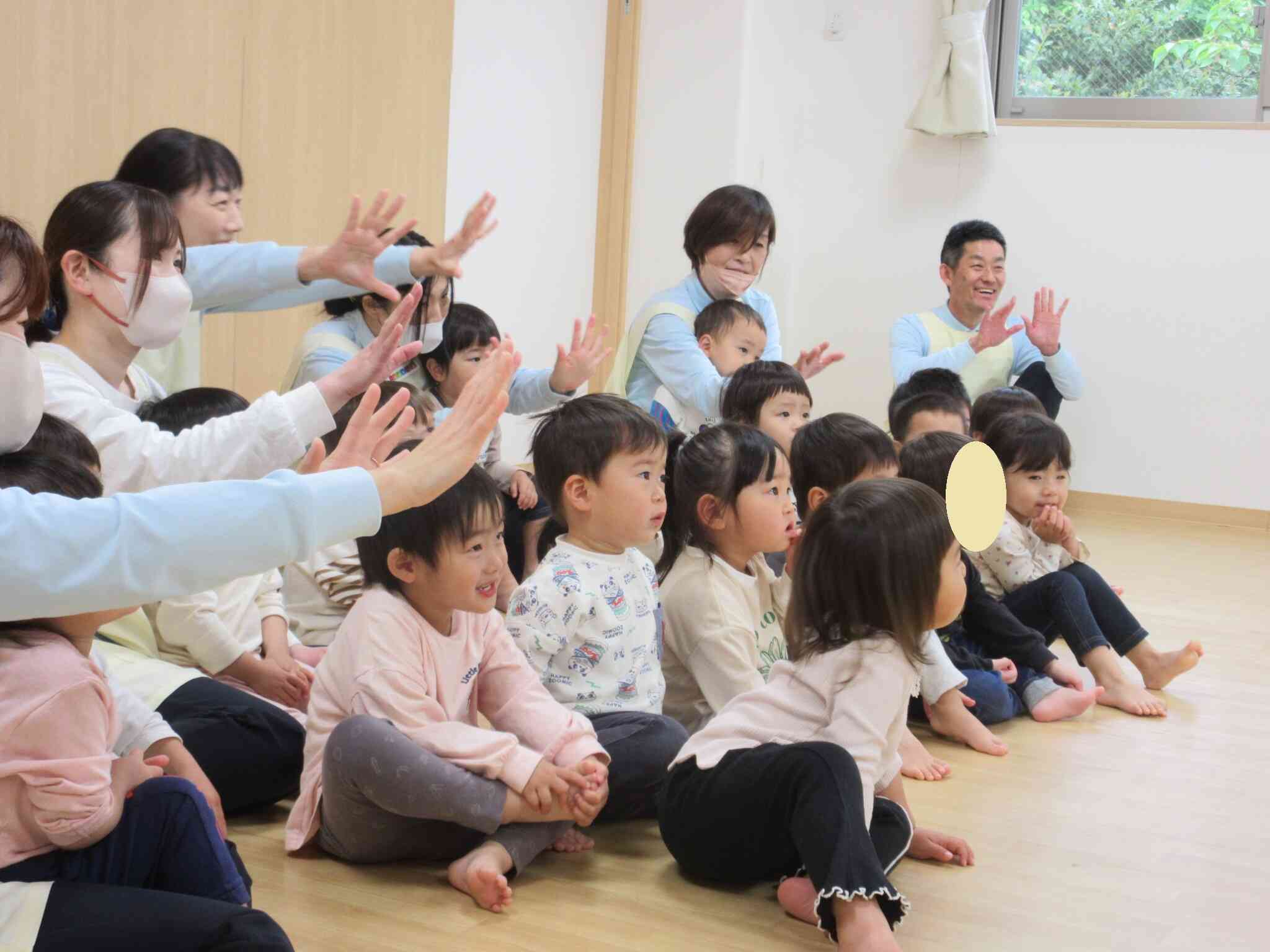 こいのぼりの口から出てきたうさぎの耳が伸びちゃった！「ちぢめ～！ちぢめ～！」みんなで元に戻して～！