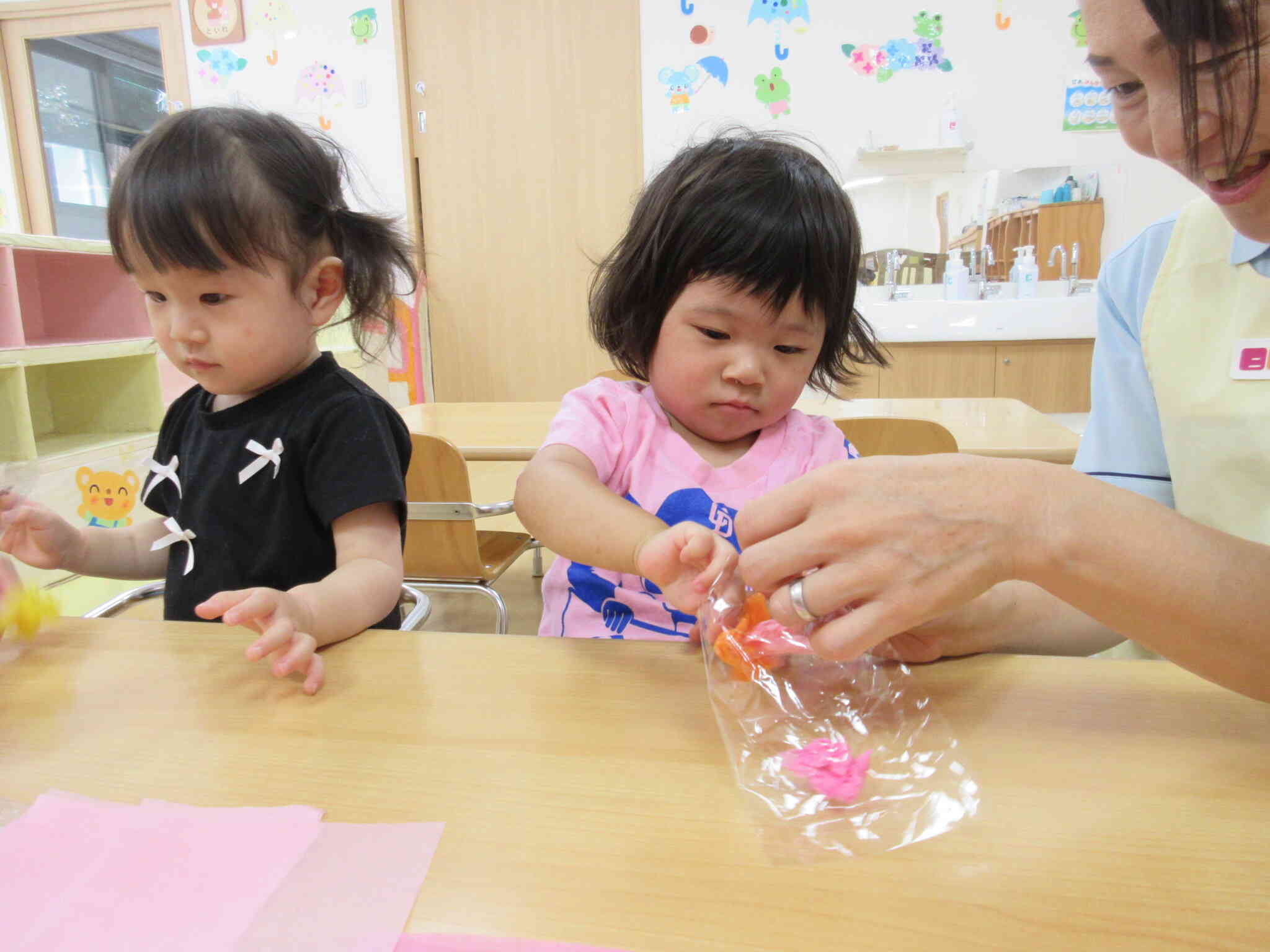 七夕の制作をしたよ！（１歳児）
