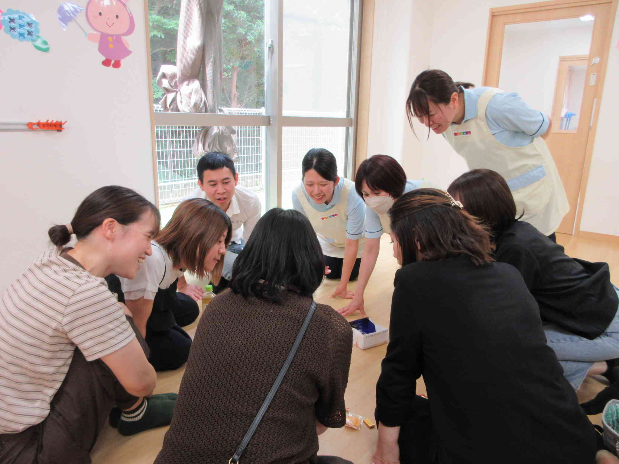 写真を見ながら日本とベトナムの文化の違いの話をしたり・・・（あひる組）