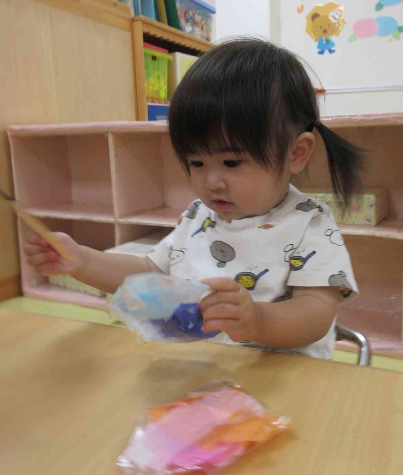 花紙の入った袋に顔を貼って・・・