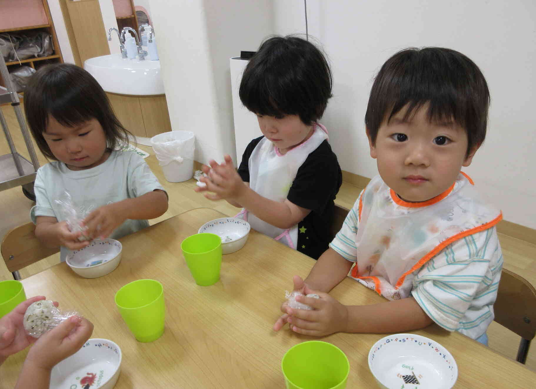 おにぎりをつくったよ～♪（２歳児）
