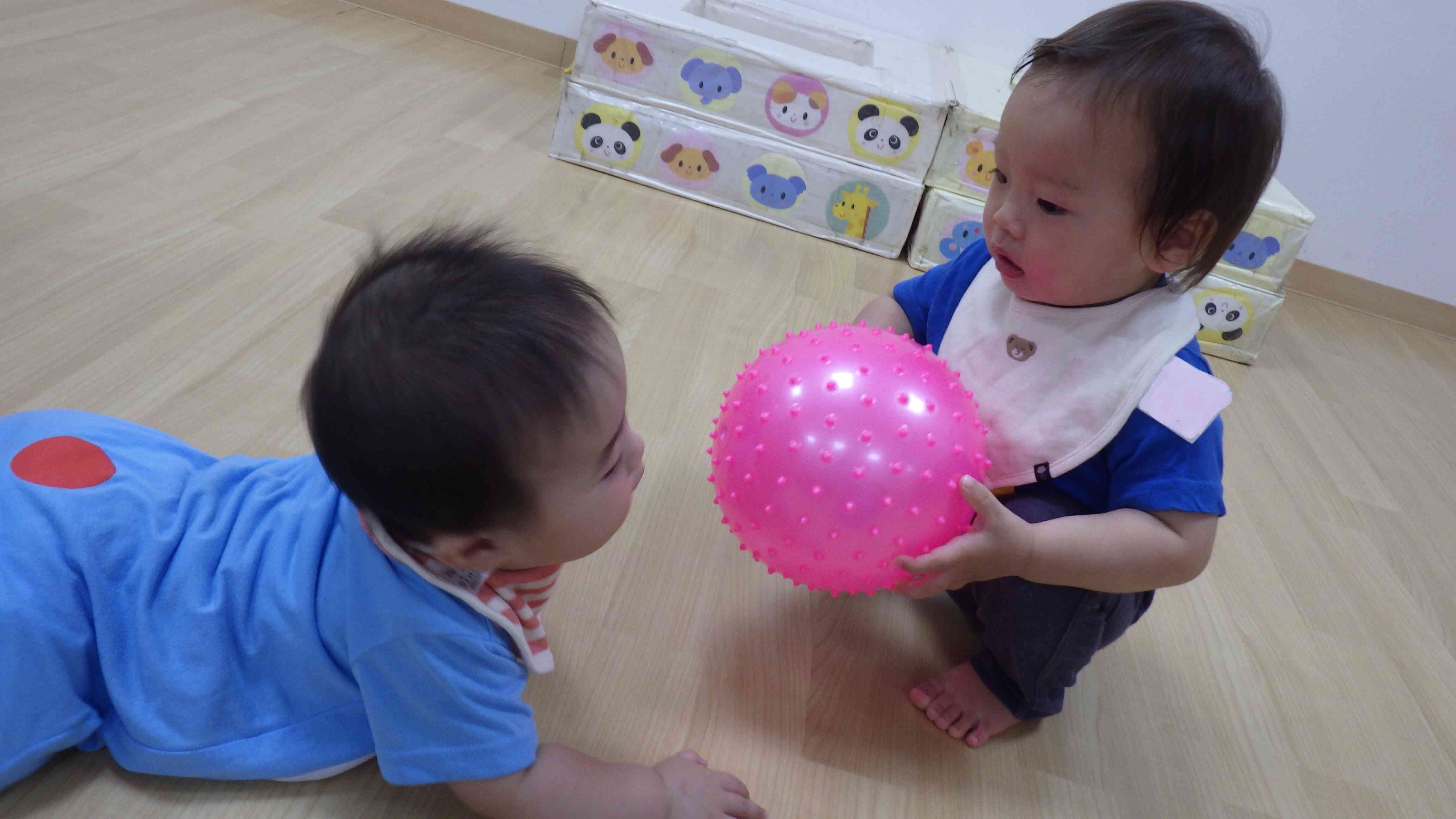 新しいお友だちが増えたよ♪(0歳児)