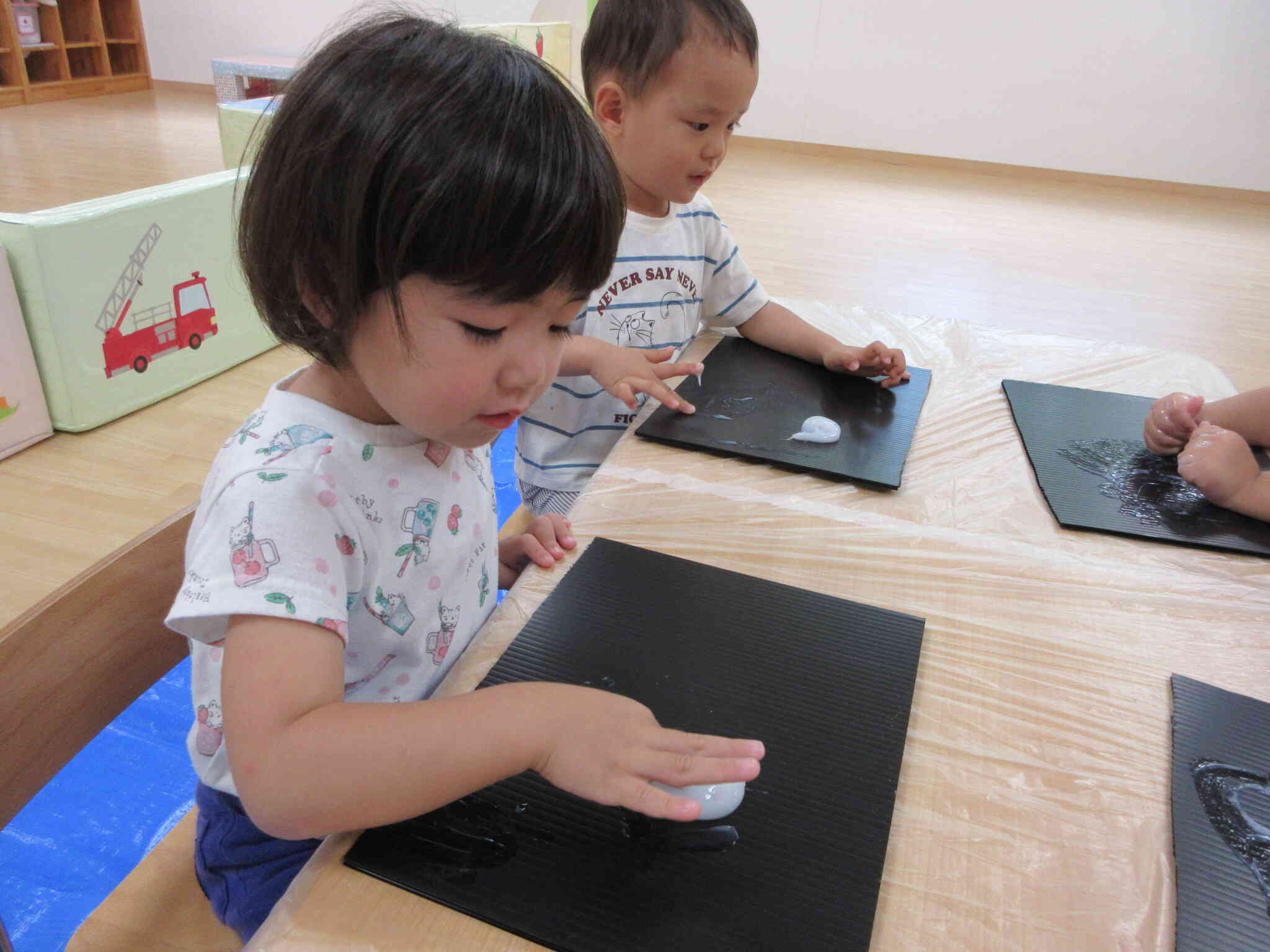 のりと絵の具に触ってみたよ。（２歳児）