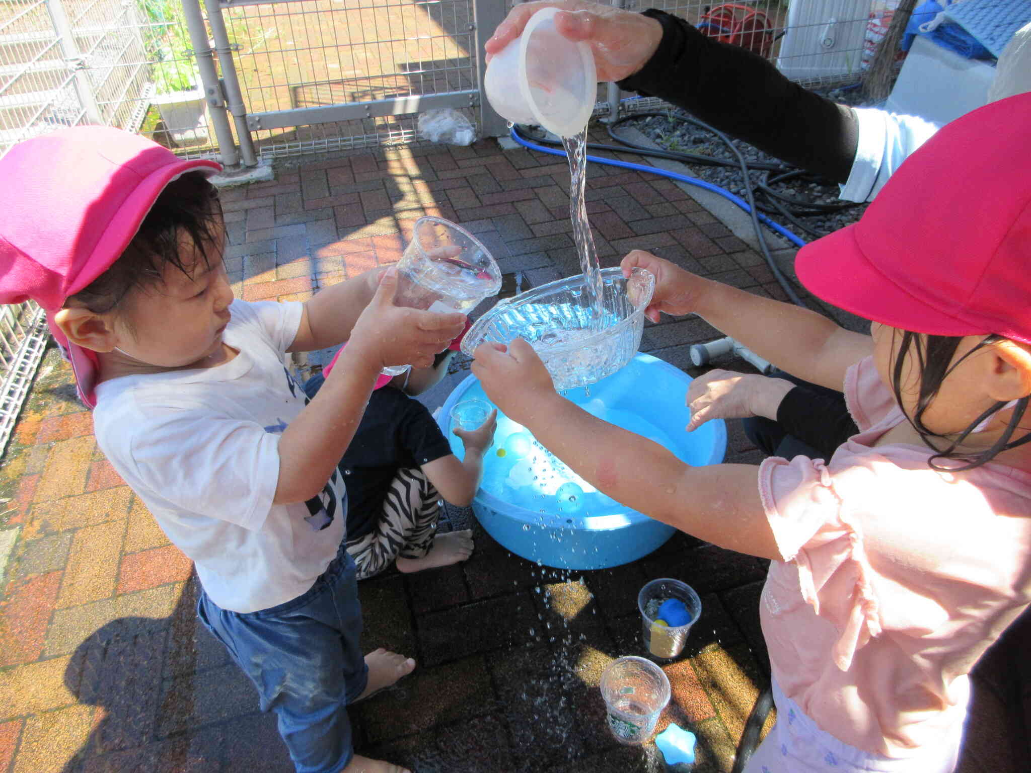 お友だちにお水を「どーそ」♪