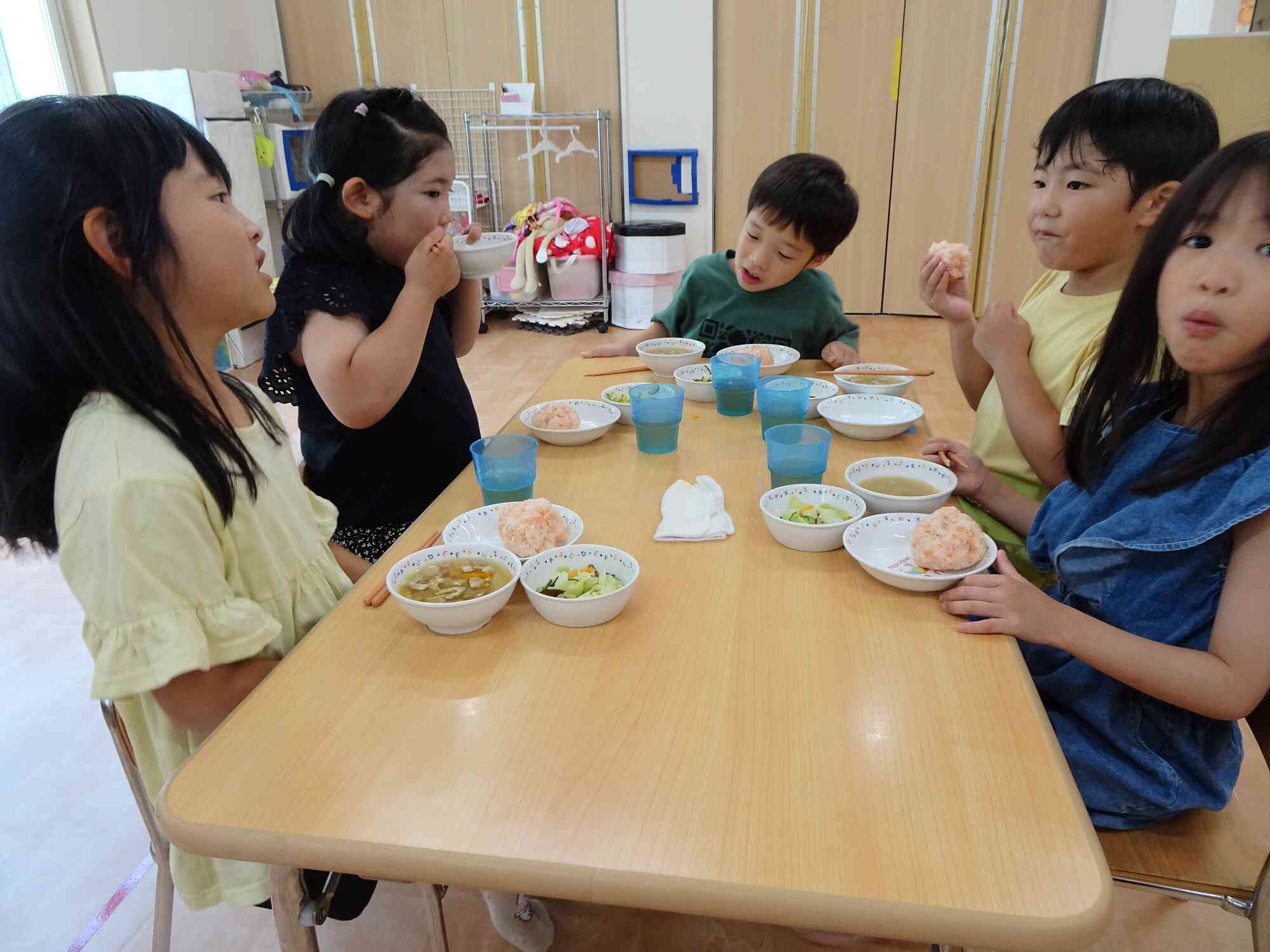 みんなでお給食嬉しいね