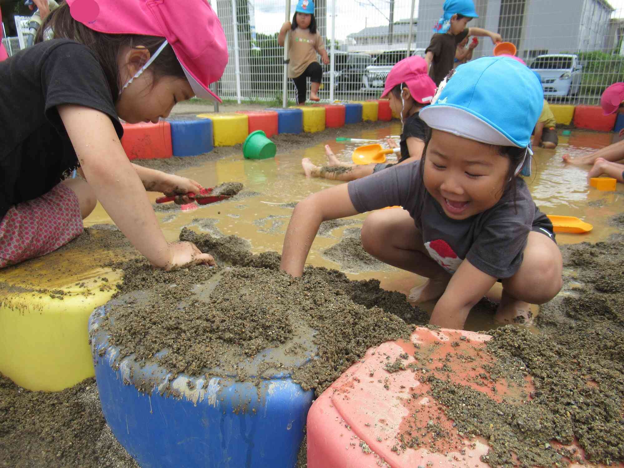 泥んこ　プール　シャワー　保育園 おもいっきり泥んこ遊び！｜ニチイキッズみたけ保育園｜ニチイキッズ