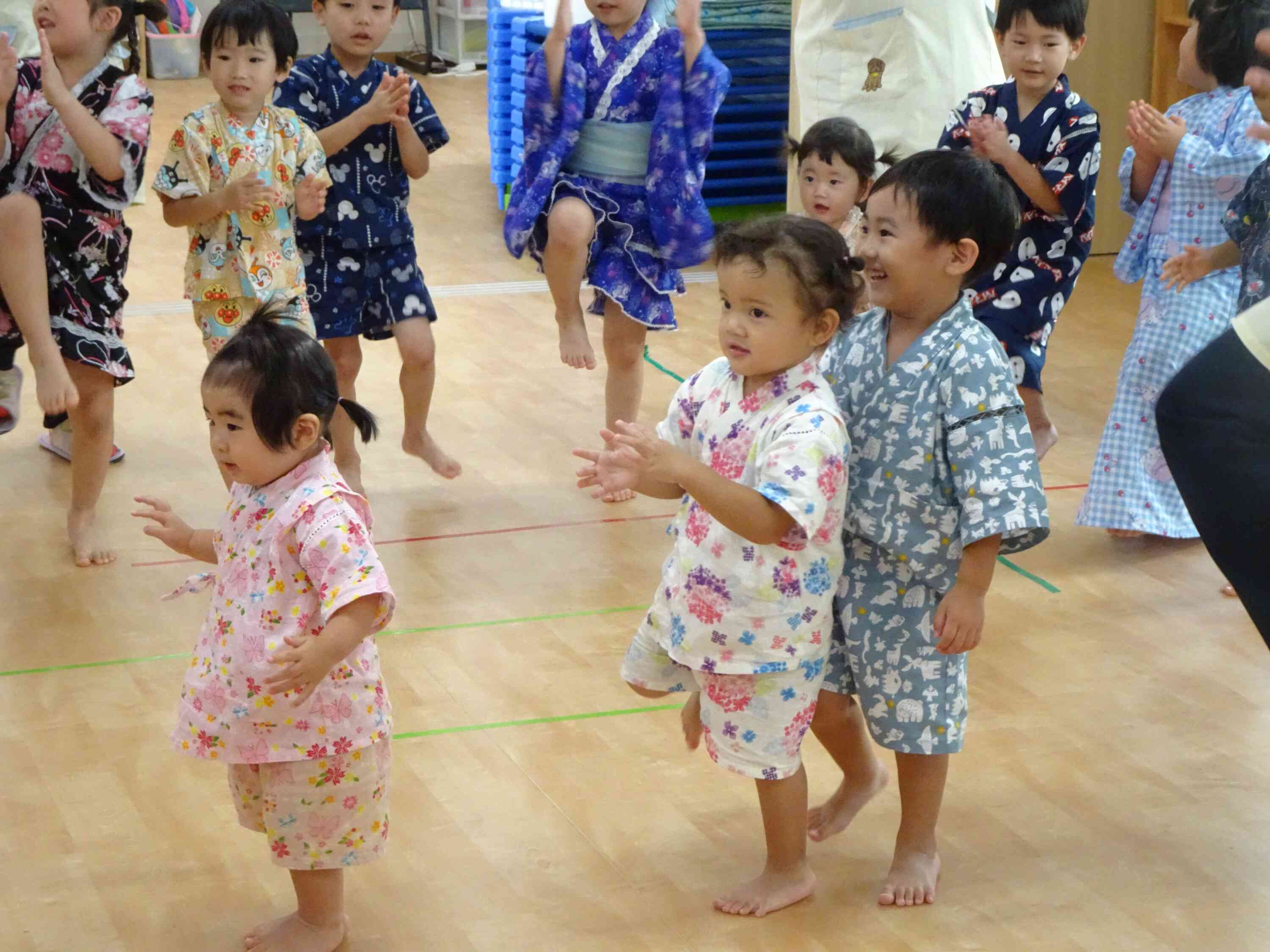 みんな輪になって踊ったよ