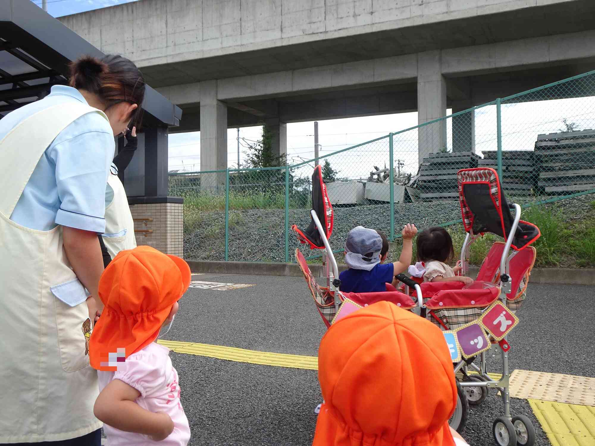 電車ばいばーい！