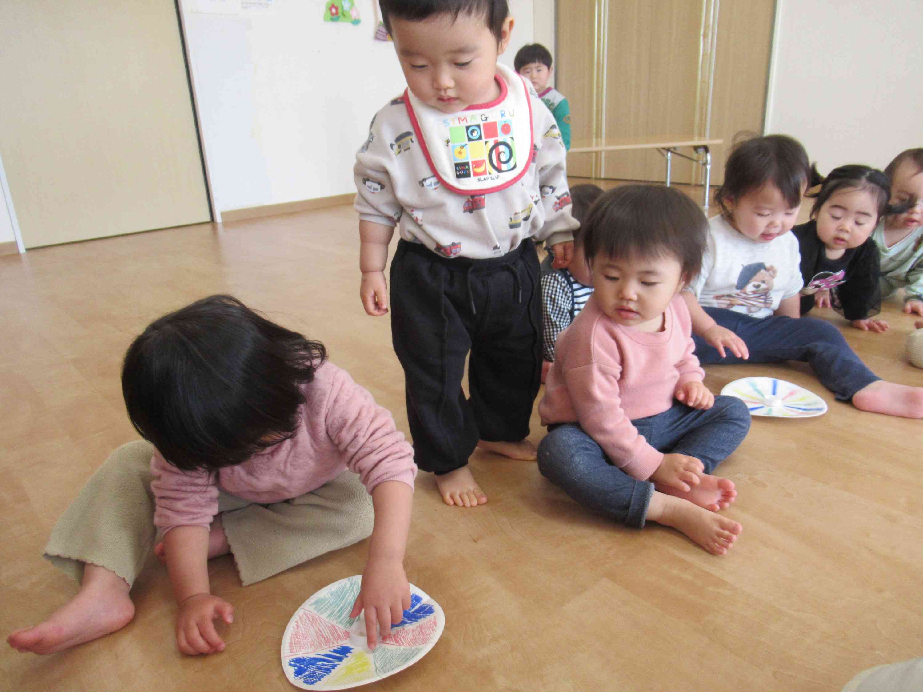 ひよこ組あひる組のお友だちもお部屋で伝承遊びを楽しむことができました。