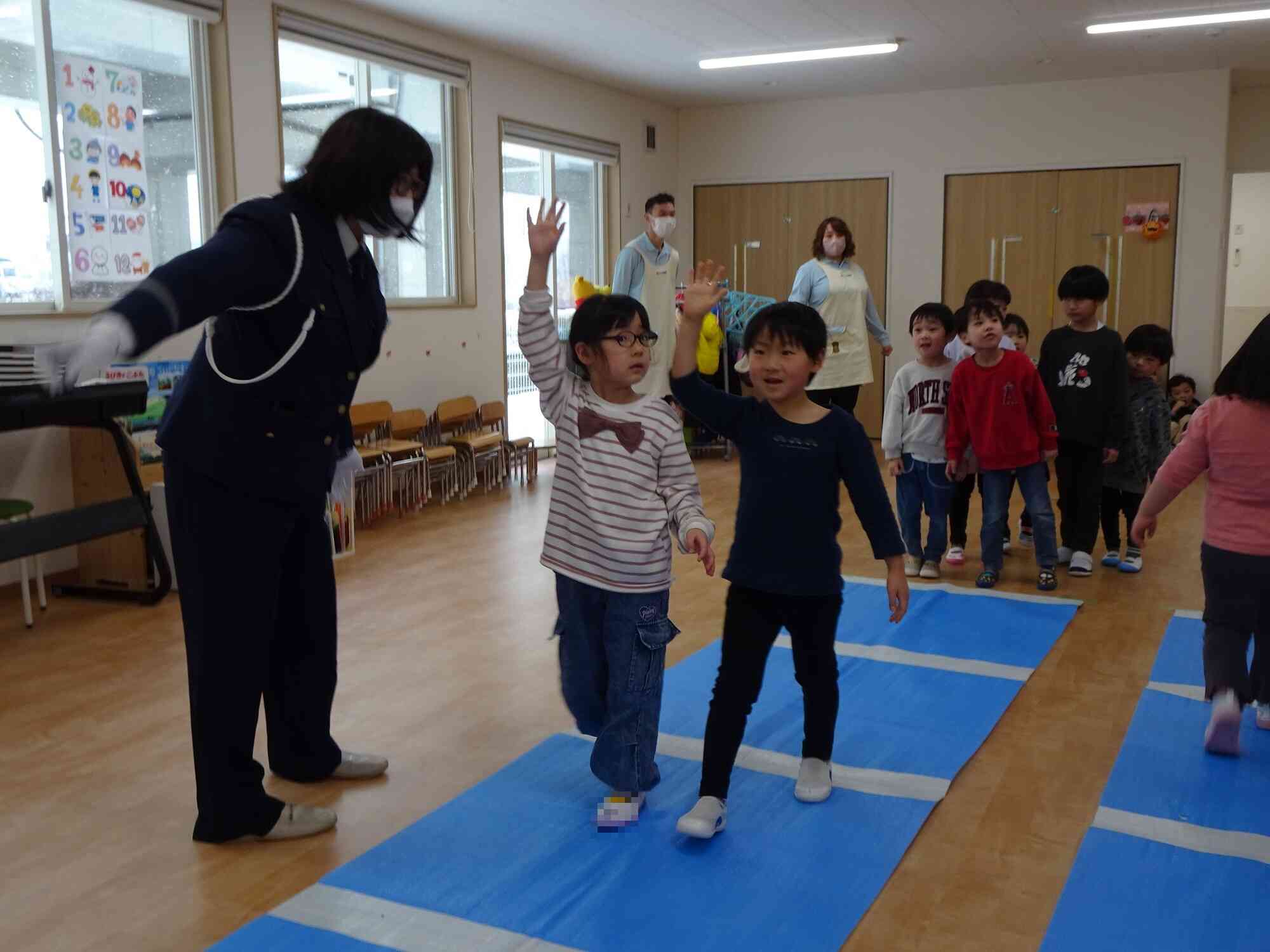 お散歩の時もやってみようね