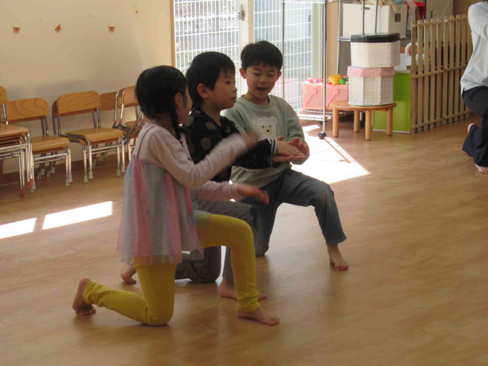 つま先で片足立ち　「小鳥のお話」