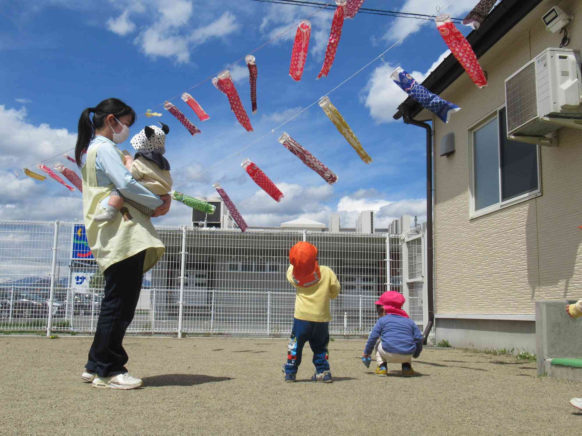 こいのぼりに届くかな？