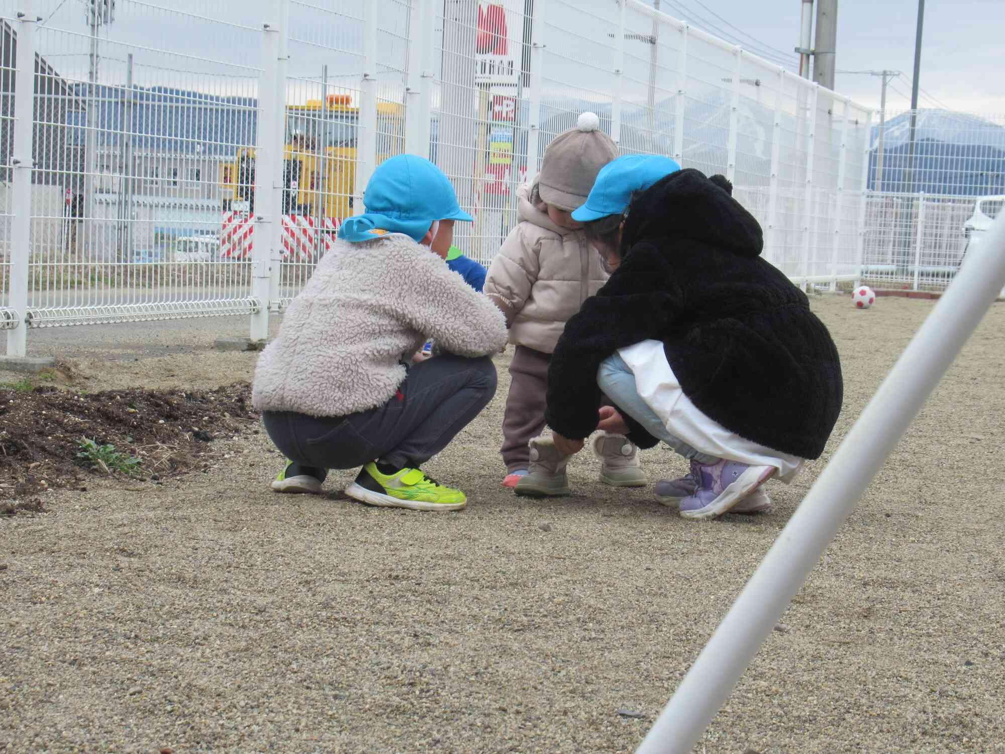 靴が脱げちゃったお友だちをお世話してくれるきりんぐみさん