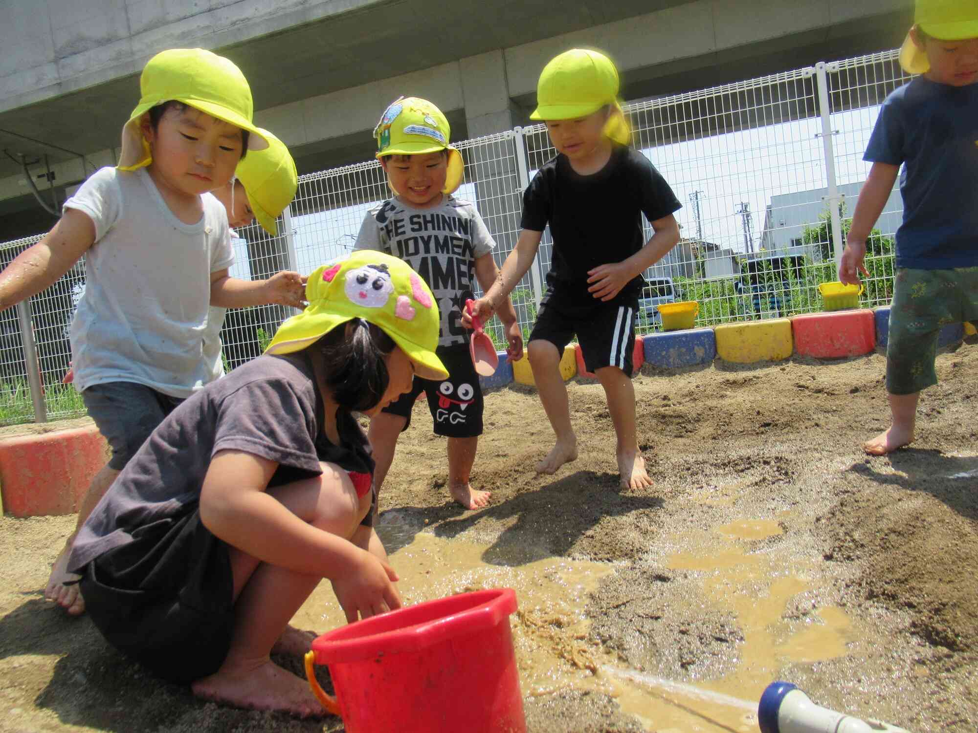 楽しいね！泥んこ遊び　～りすぐみ～
