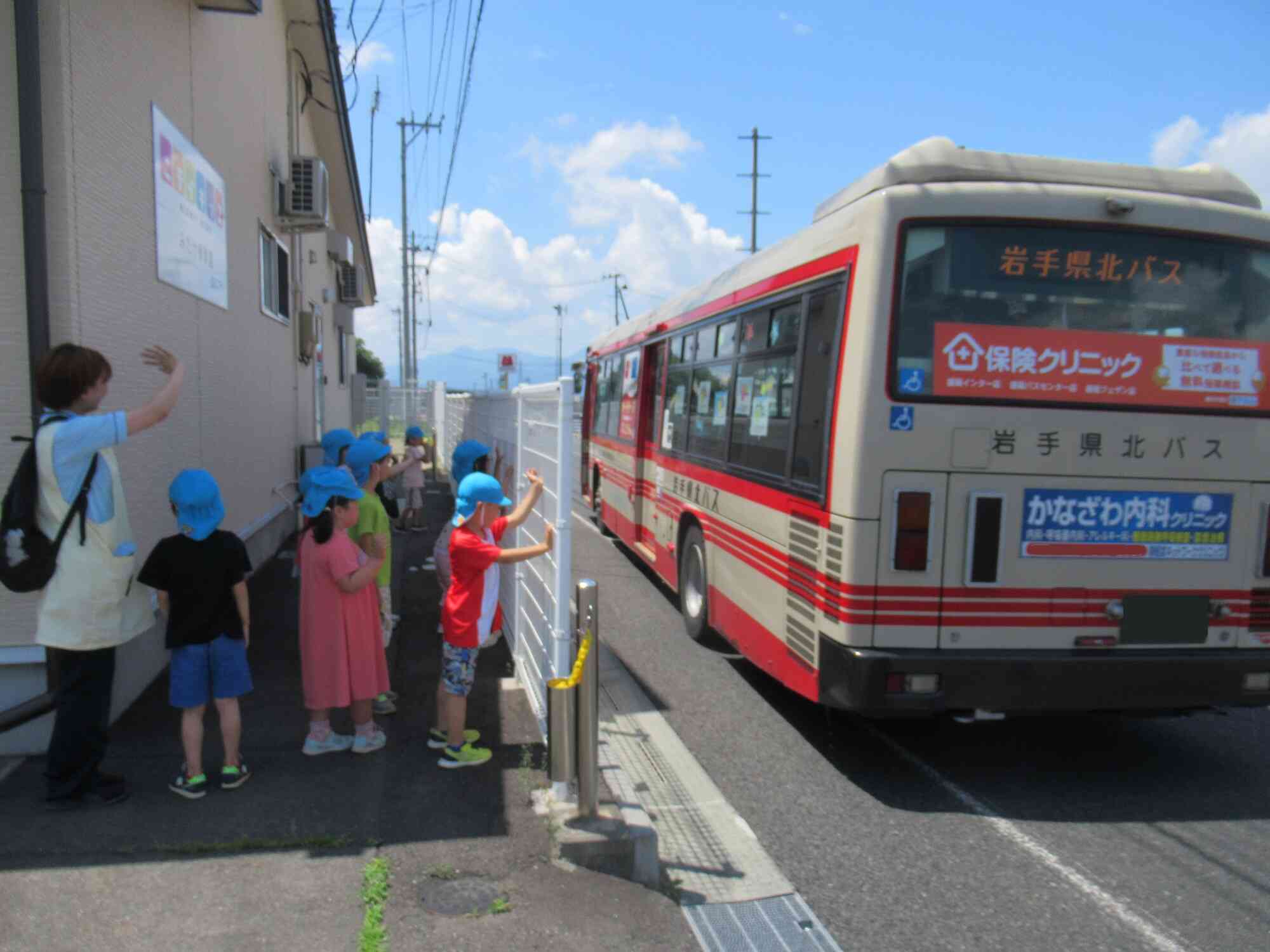 みんなでバスをお見送りしました
