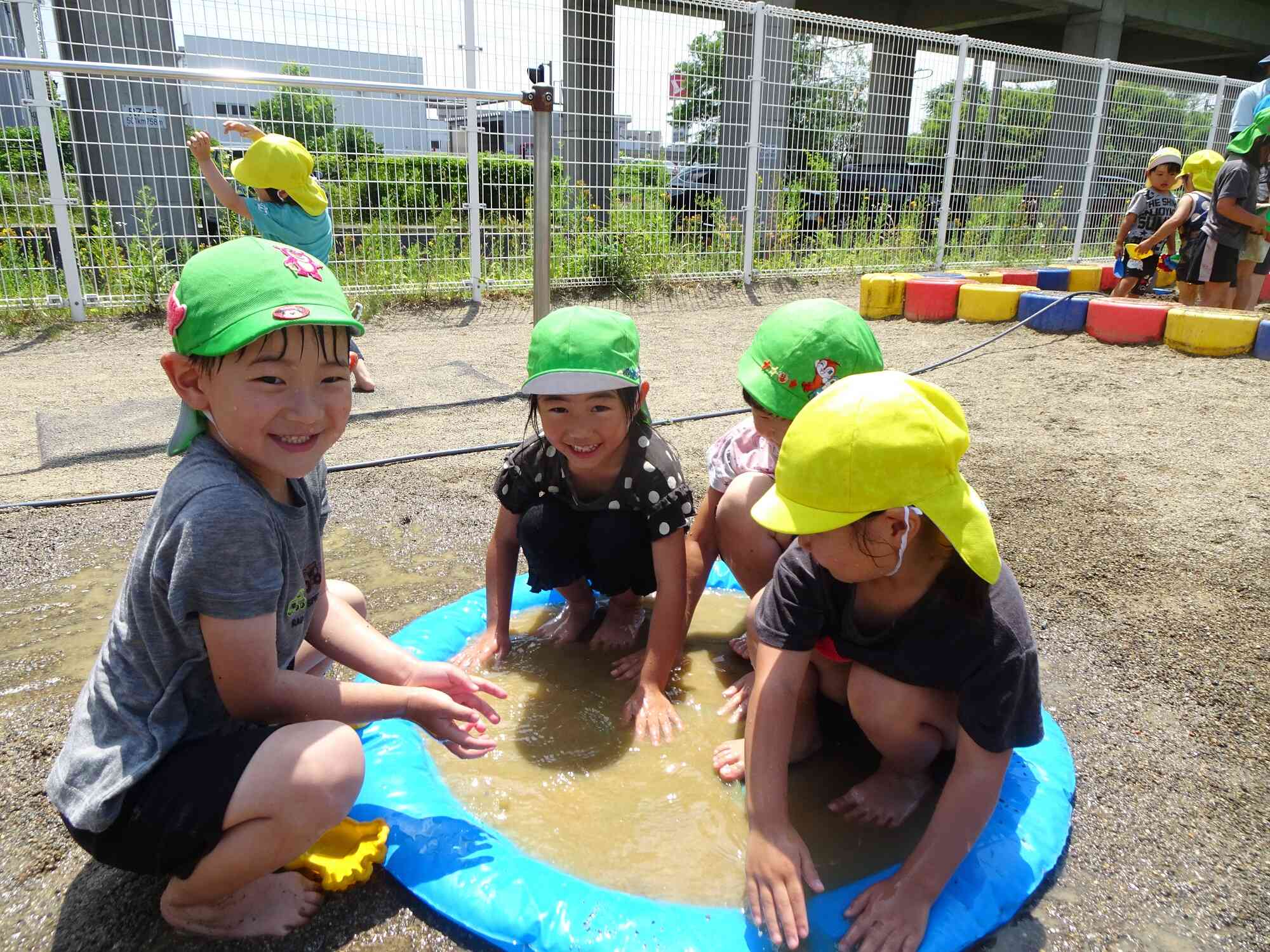 泥んこ遊び　楽しいね！