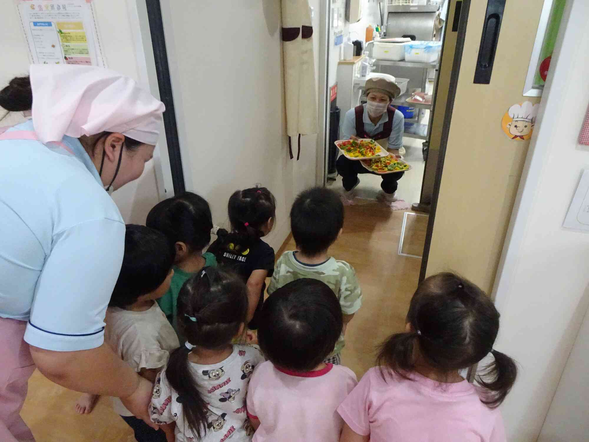 ちぎったパプリカはお給食さんへ運びます…