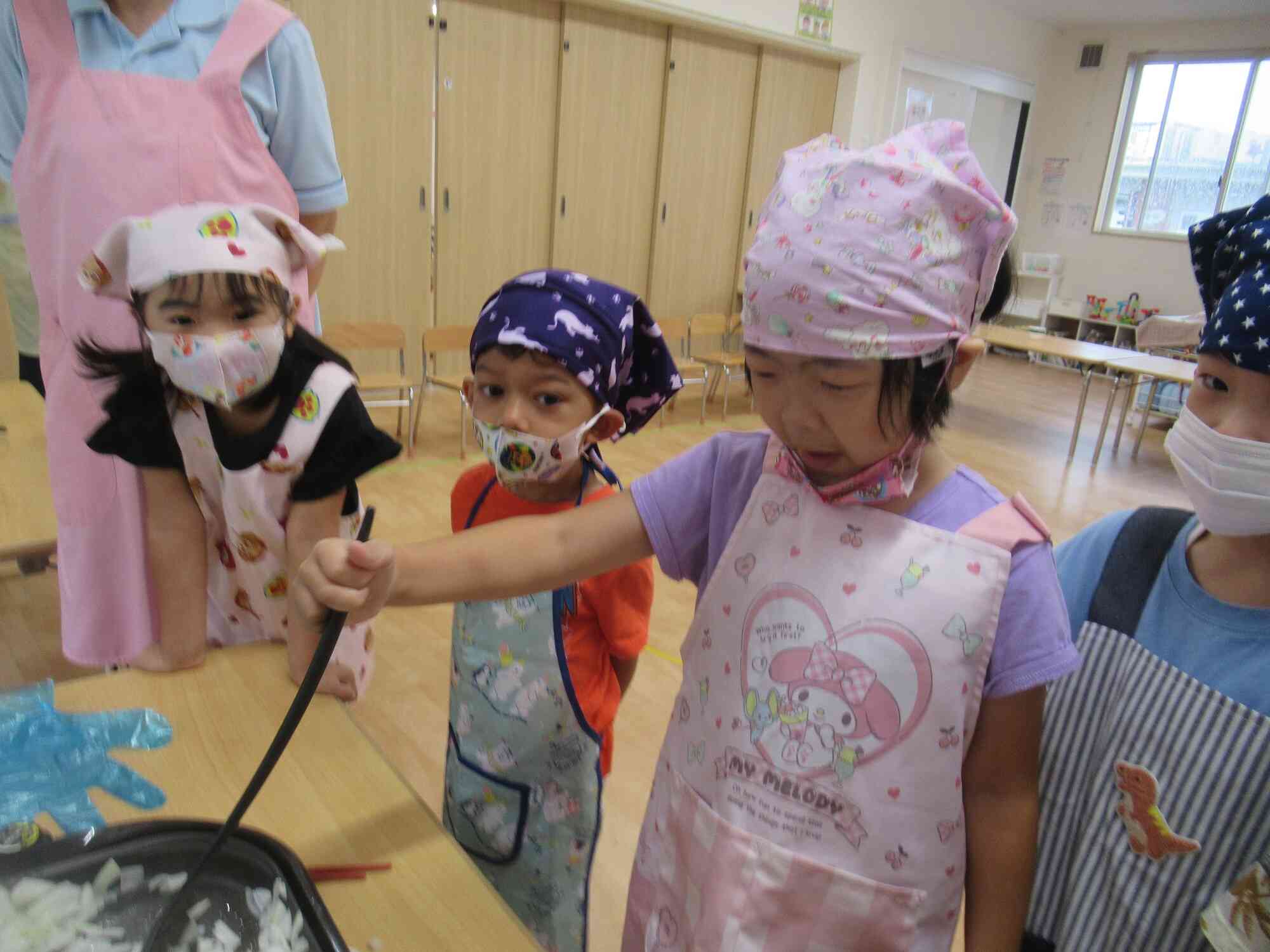 ぱんだぐみさんは玉ねぎを炒めるお手伝いもしたよ！
