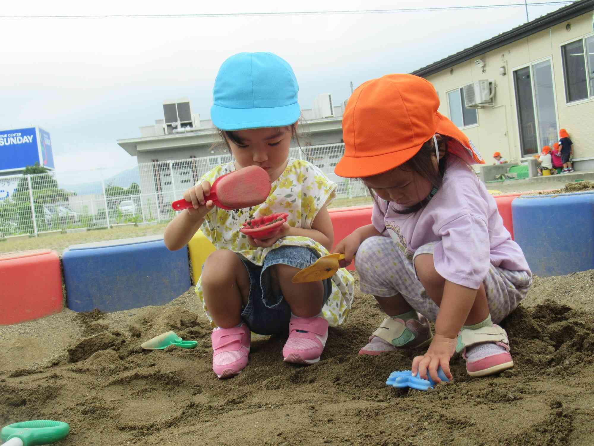 仲良く砂遊び