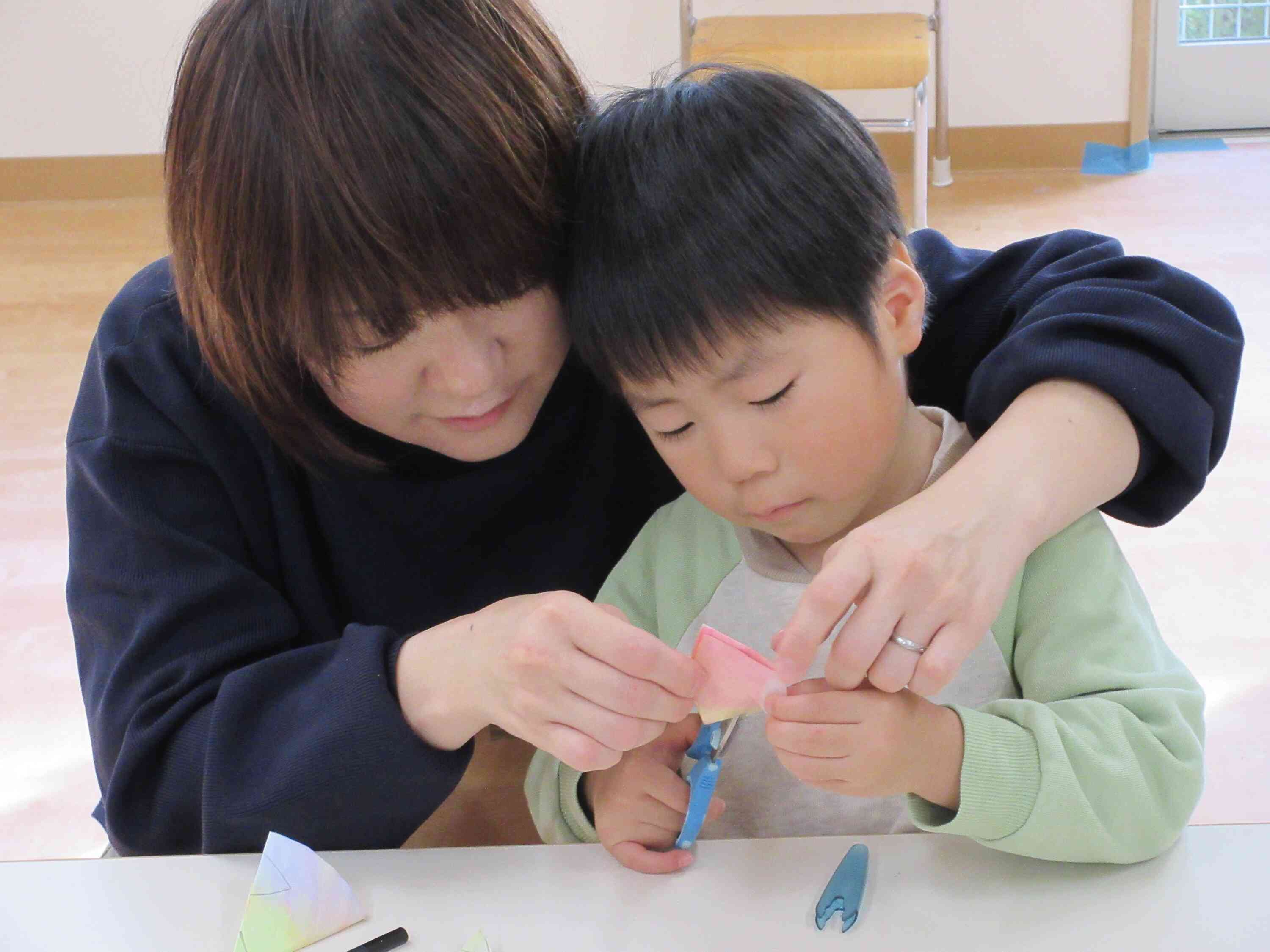 ビーズの小さな穴にモールを通します・・難しい・・