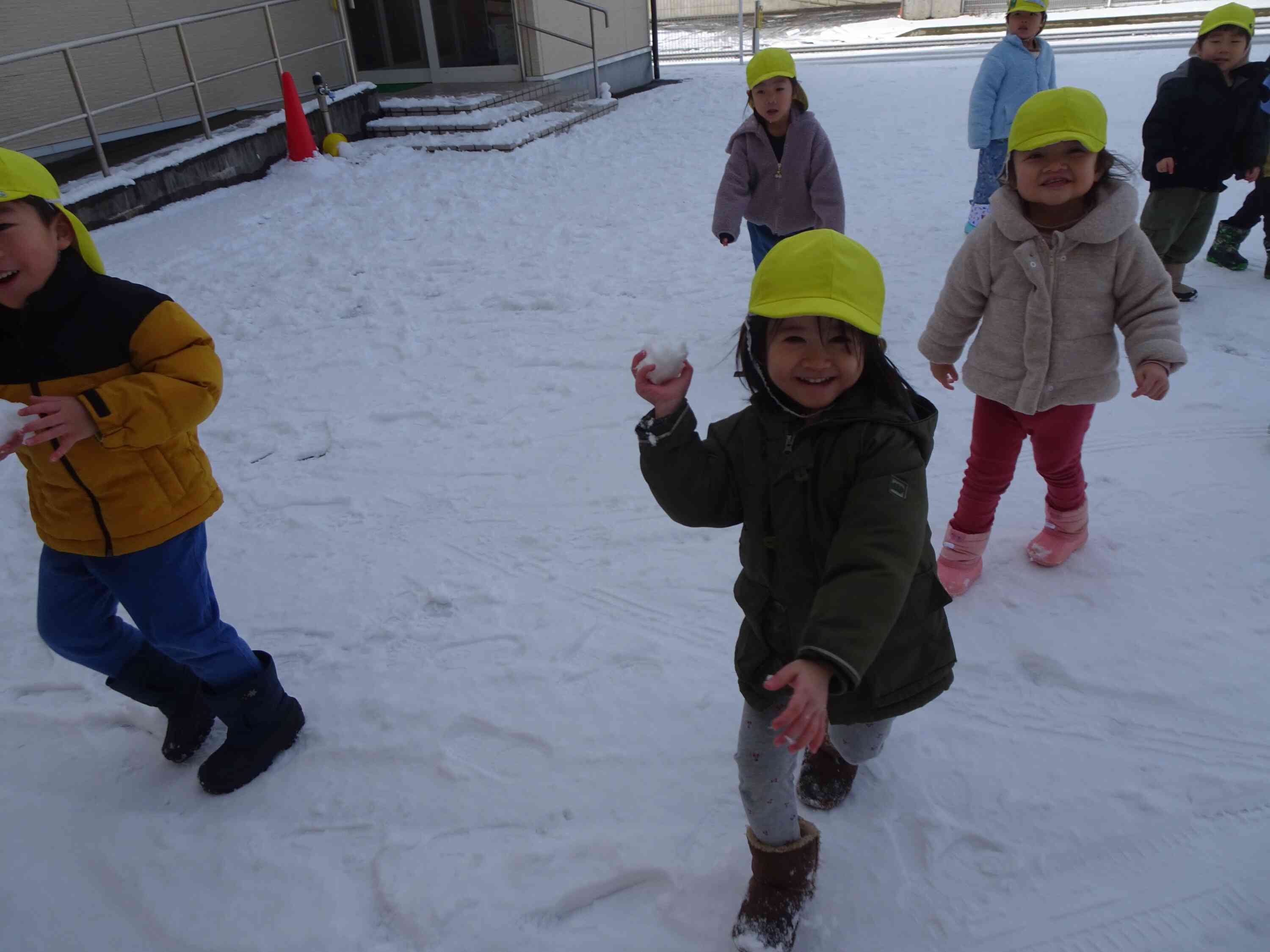 追いかけながら雪玉を投げて楽しんでいました。