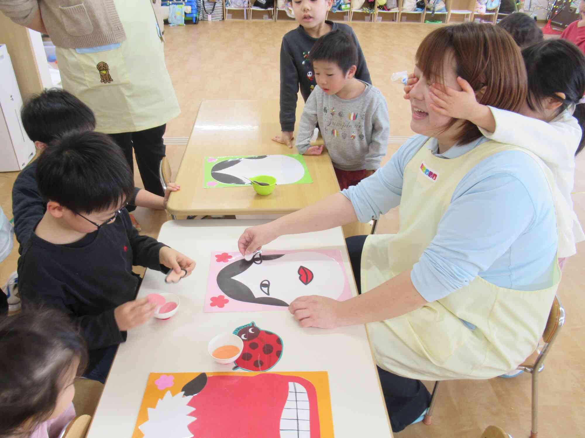 先生も福笑いに挑戦しました