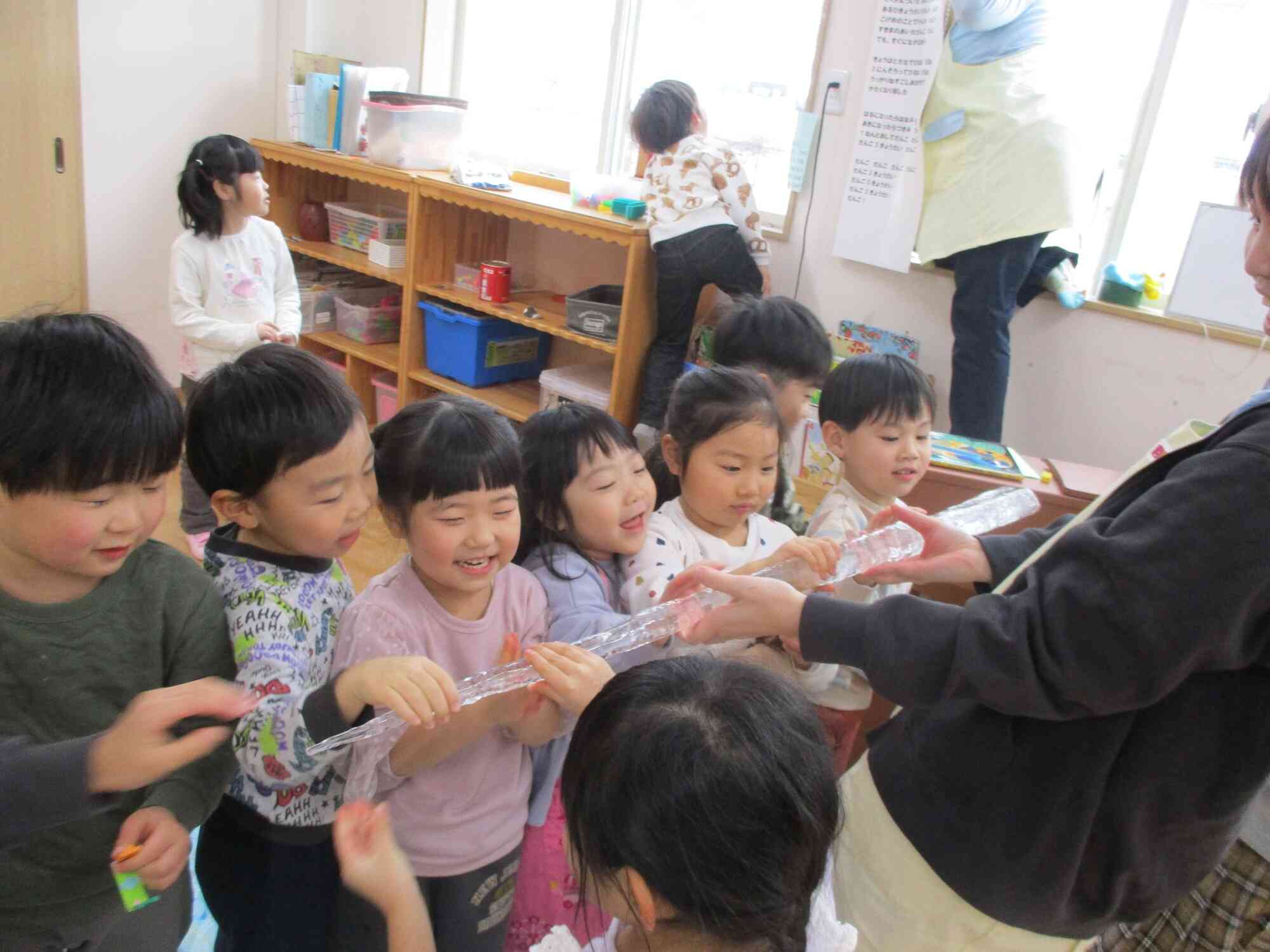 こーんなに長いつらら！つめたいね！