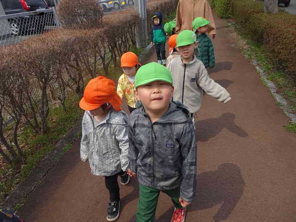 お兄さんかっこよく手を引いてくれています!