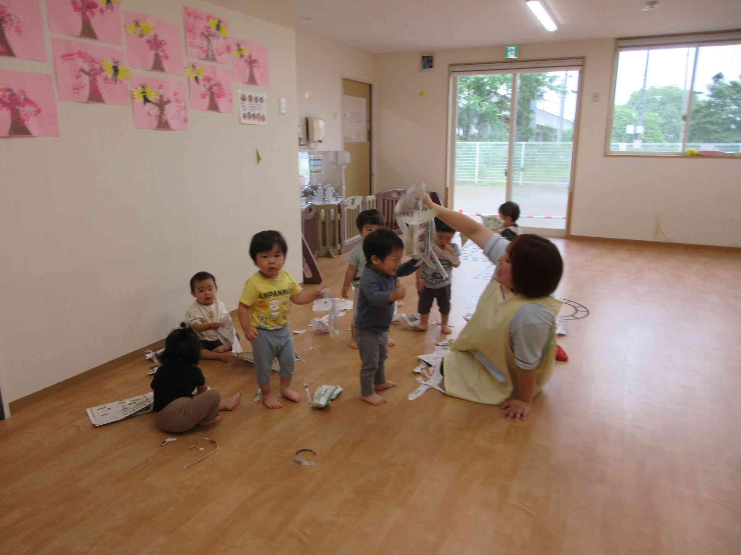 新聞紙って気持ちがいいね！