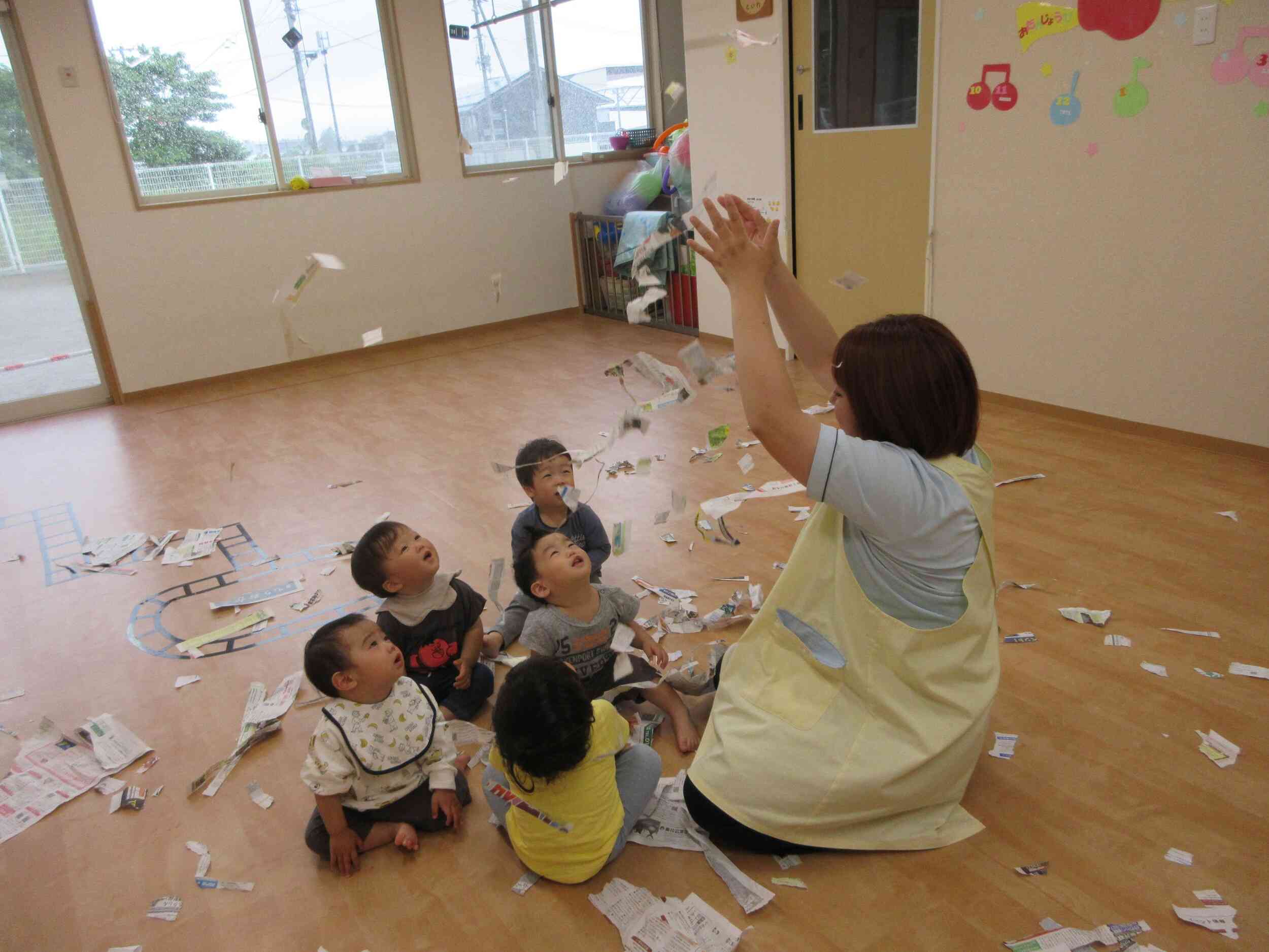 おもいっきり新聞紙遊び！～あひるぐみ～