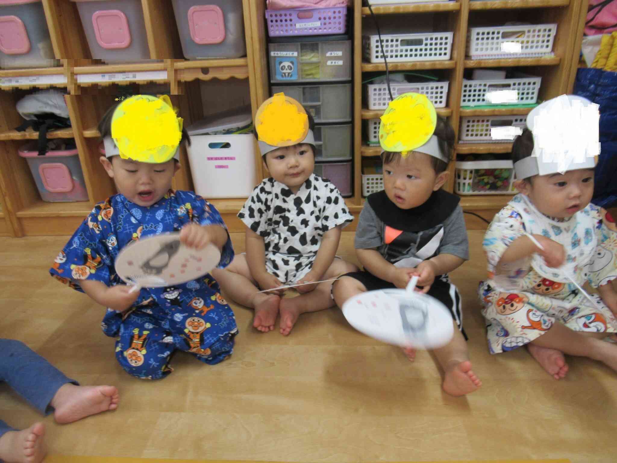 小さい組のお友だちもうちわを持って応援したよ!