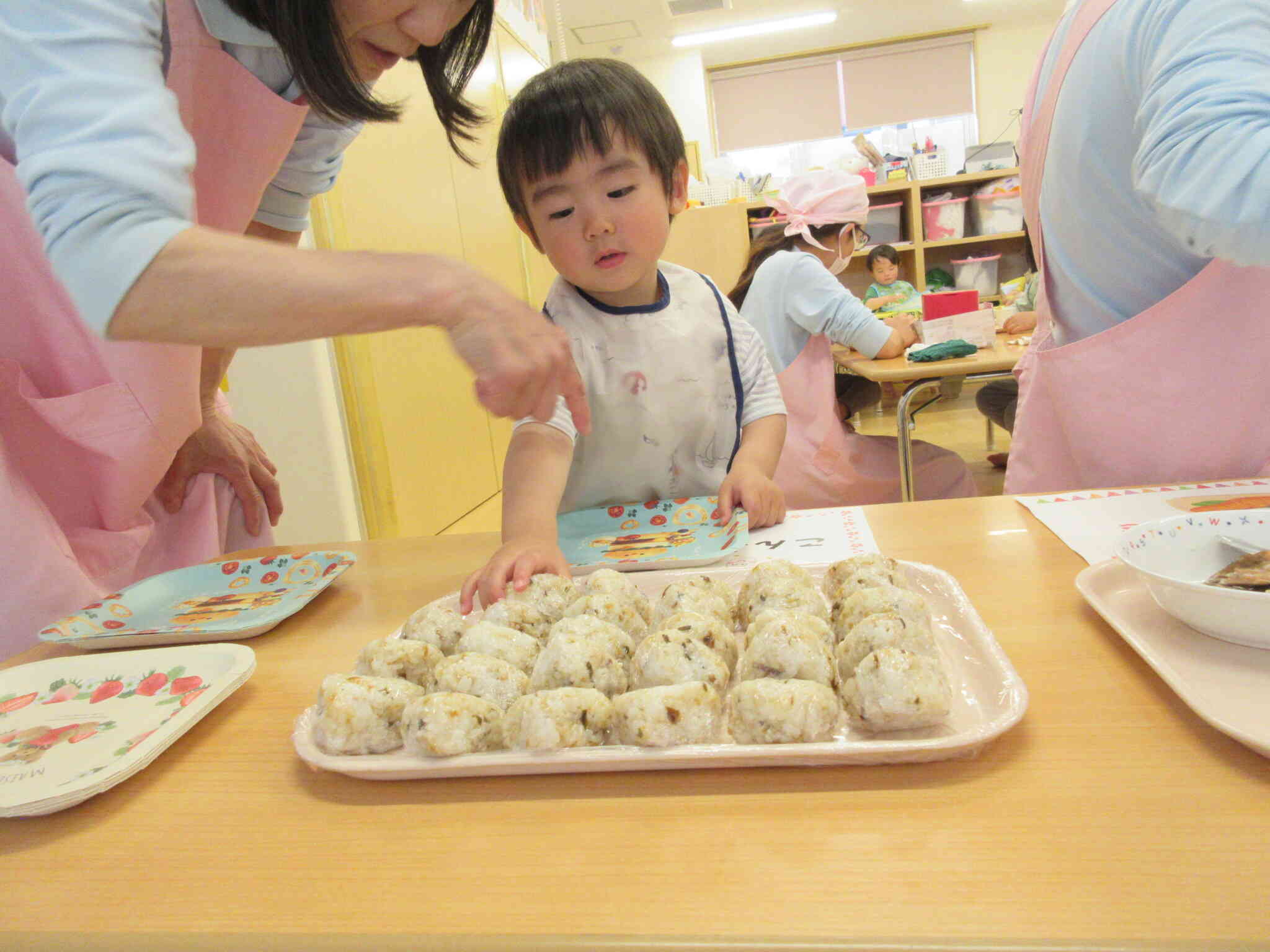 バイキング給食、好きなものをたくさん食べるぞ～♪