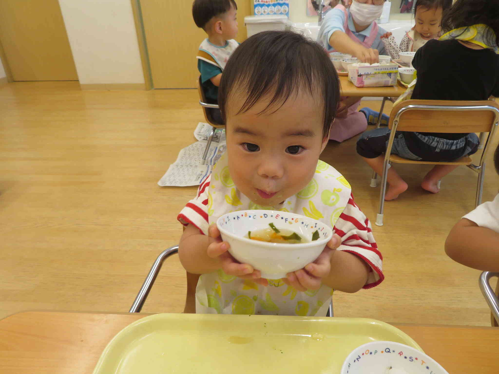 お散歩の後の給食はおいしいな♡